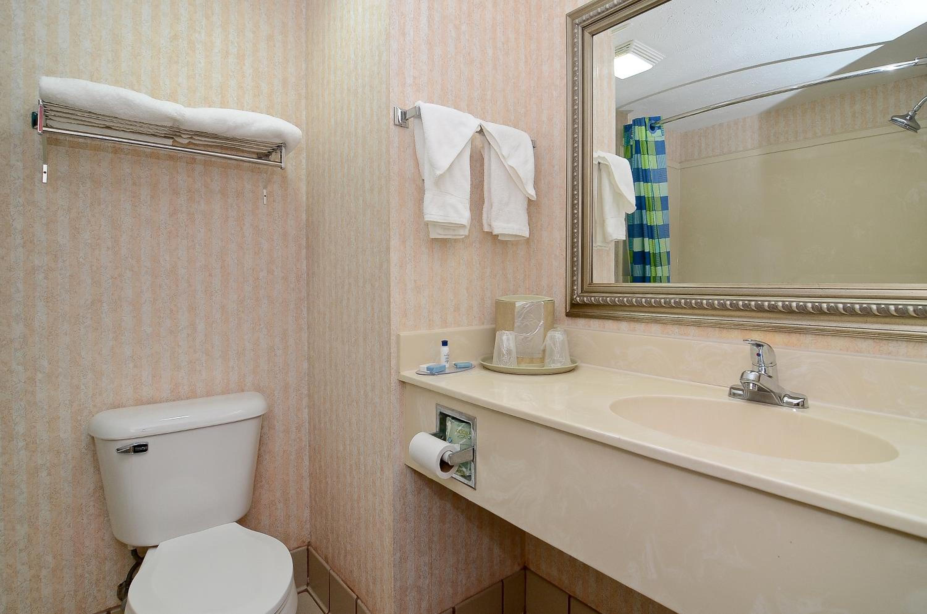 King Room with Bath Tub - Mobility Access Room/Non-Smoking photo 2