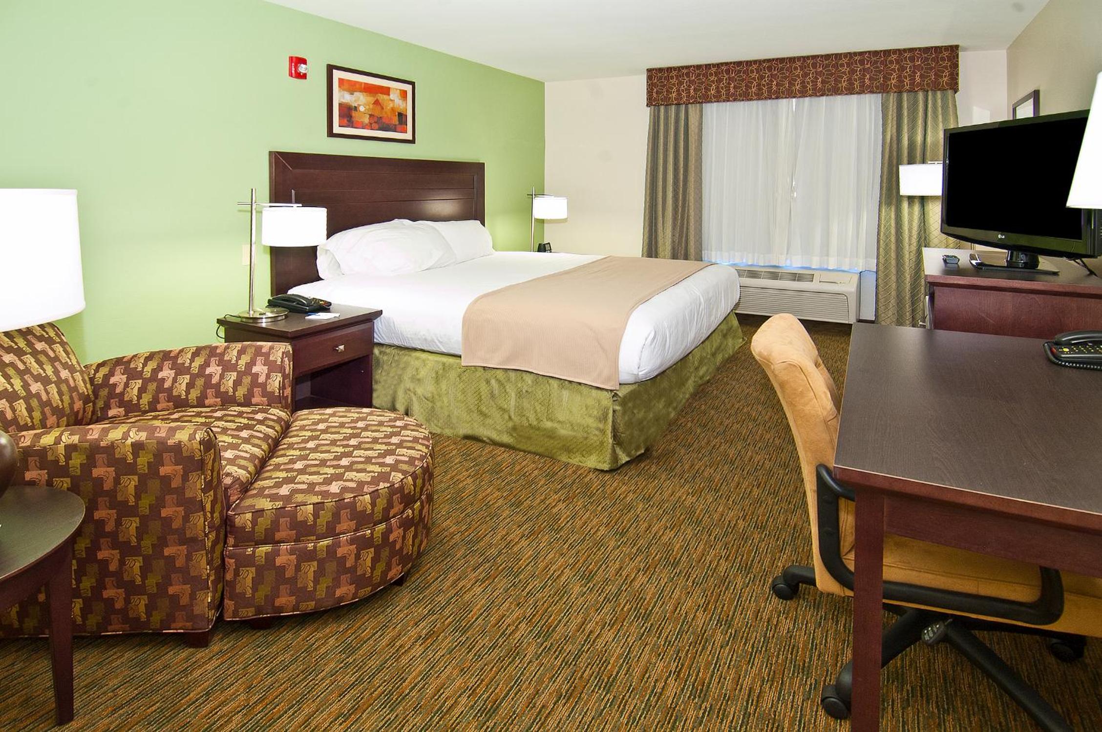 King Suite with Spa Bath - Photo 9