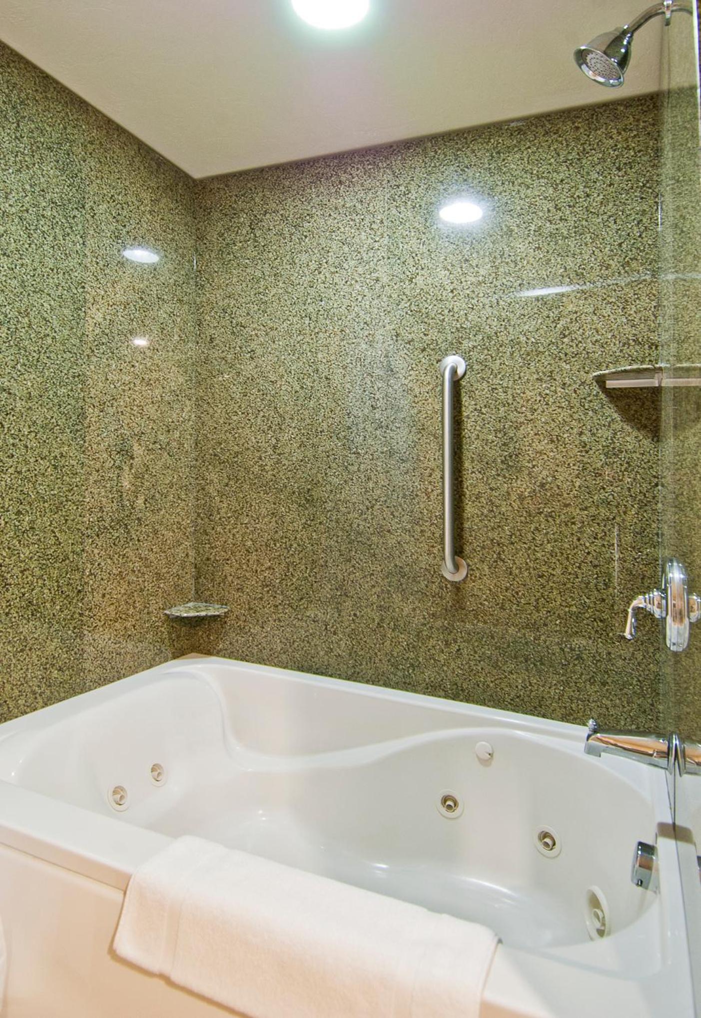 King Suite with Spa Bath - Photo 8