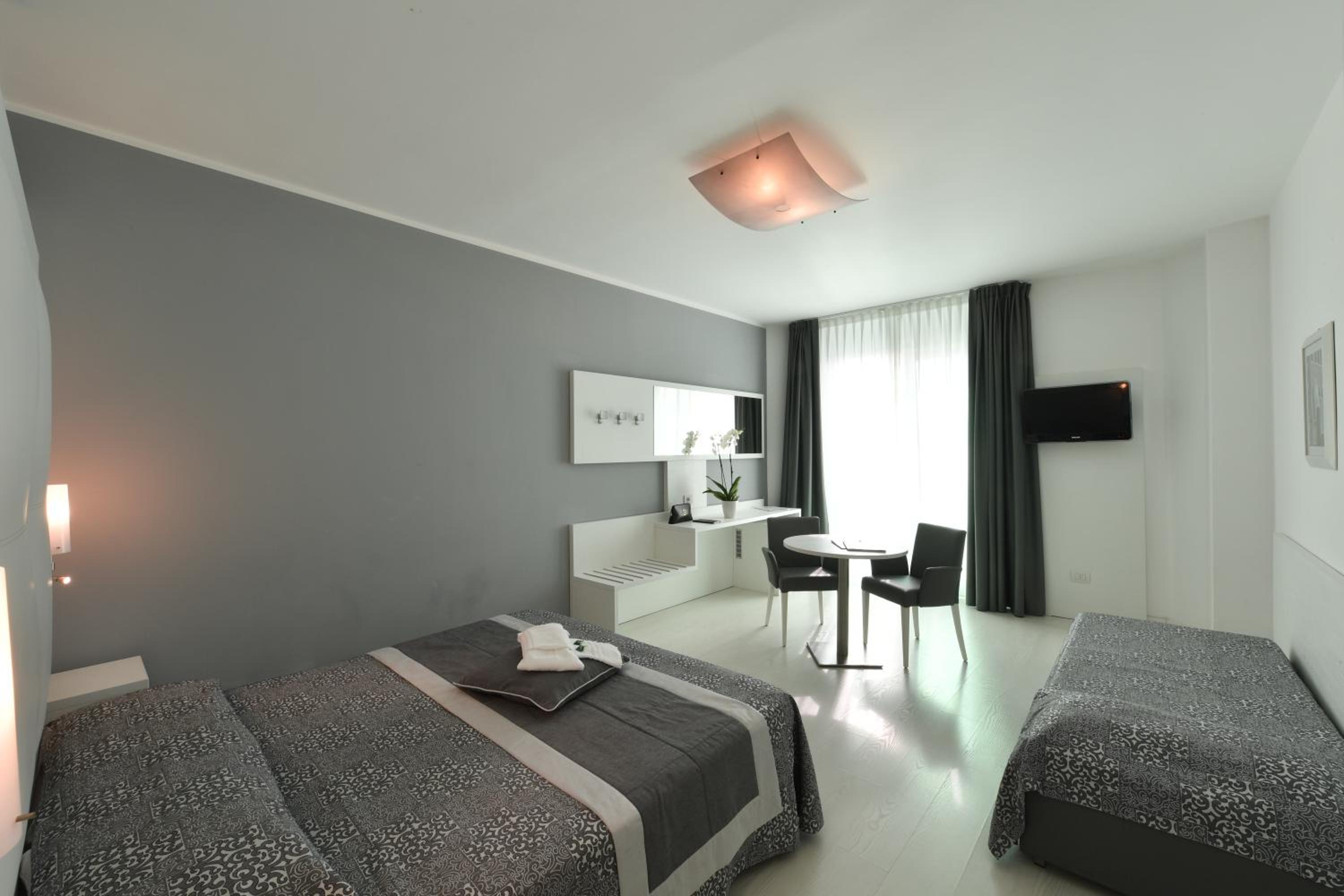 Executive Triple Room with Beach Package photo 3