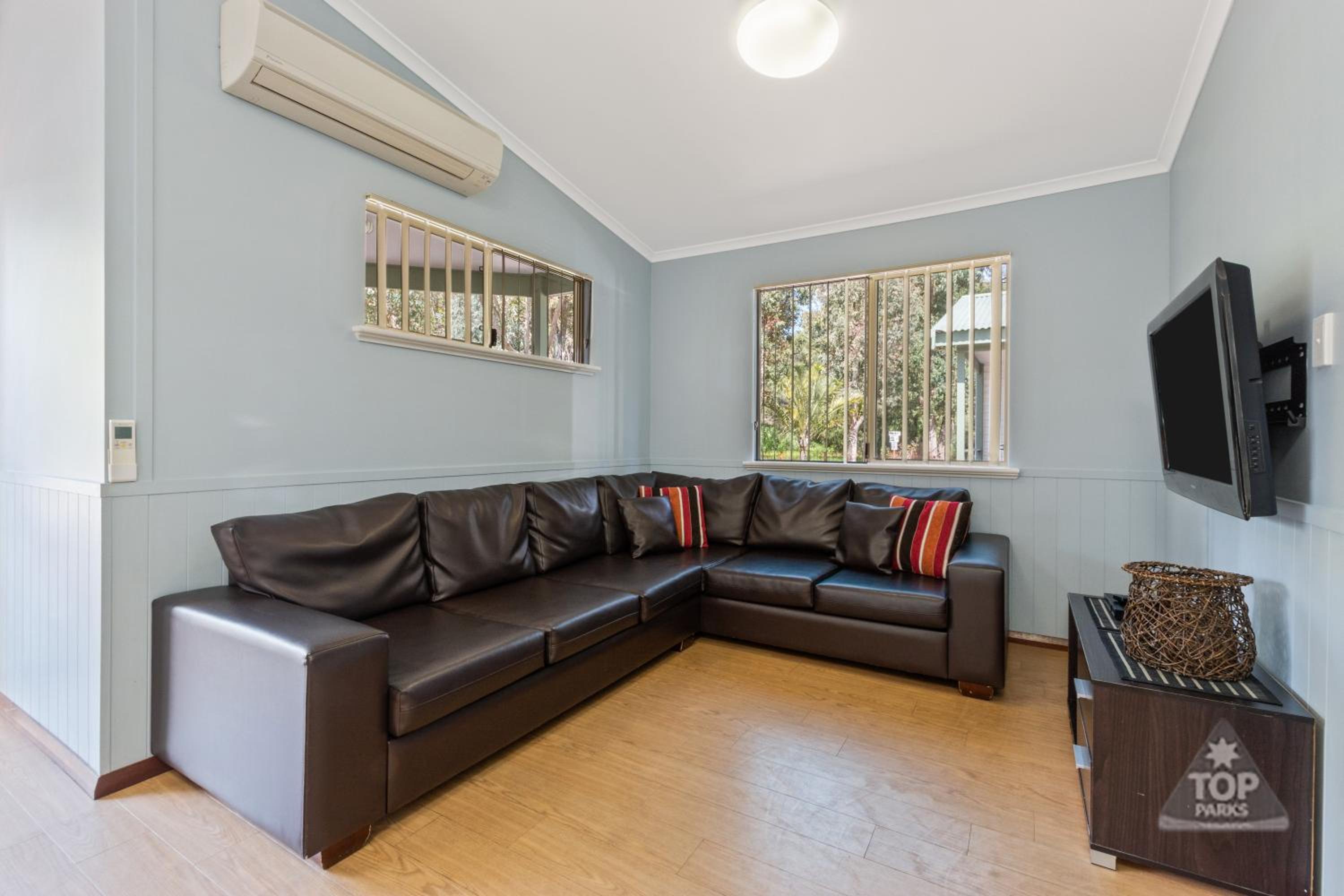 Ensuited Park Cabin Indoor Lounge photo 3