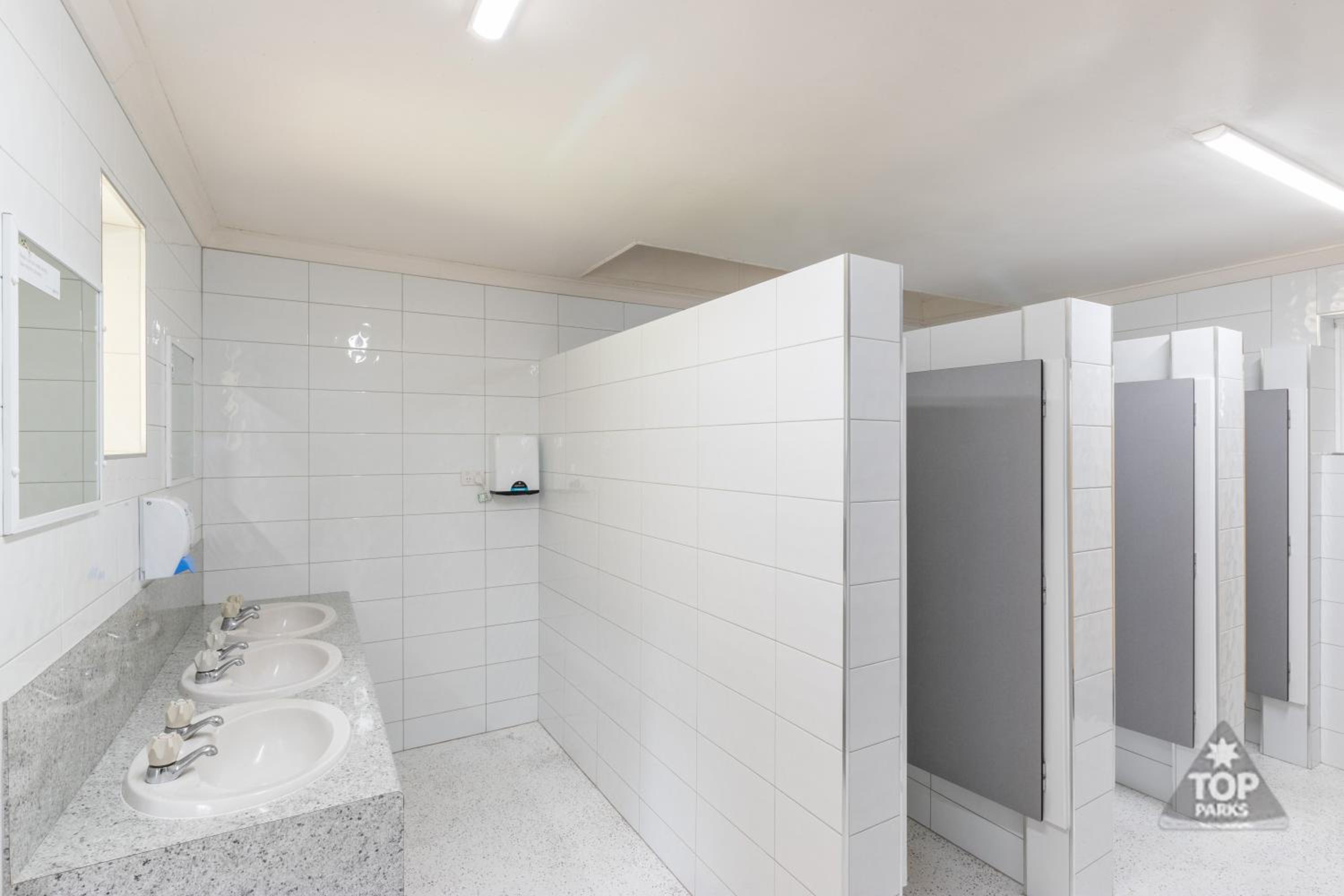 Two-Bedroom Brick Chalet with Public Bathroom photo 2