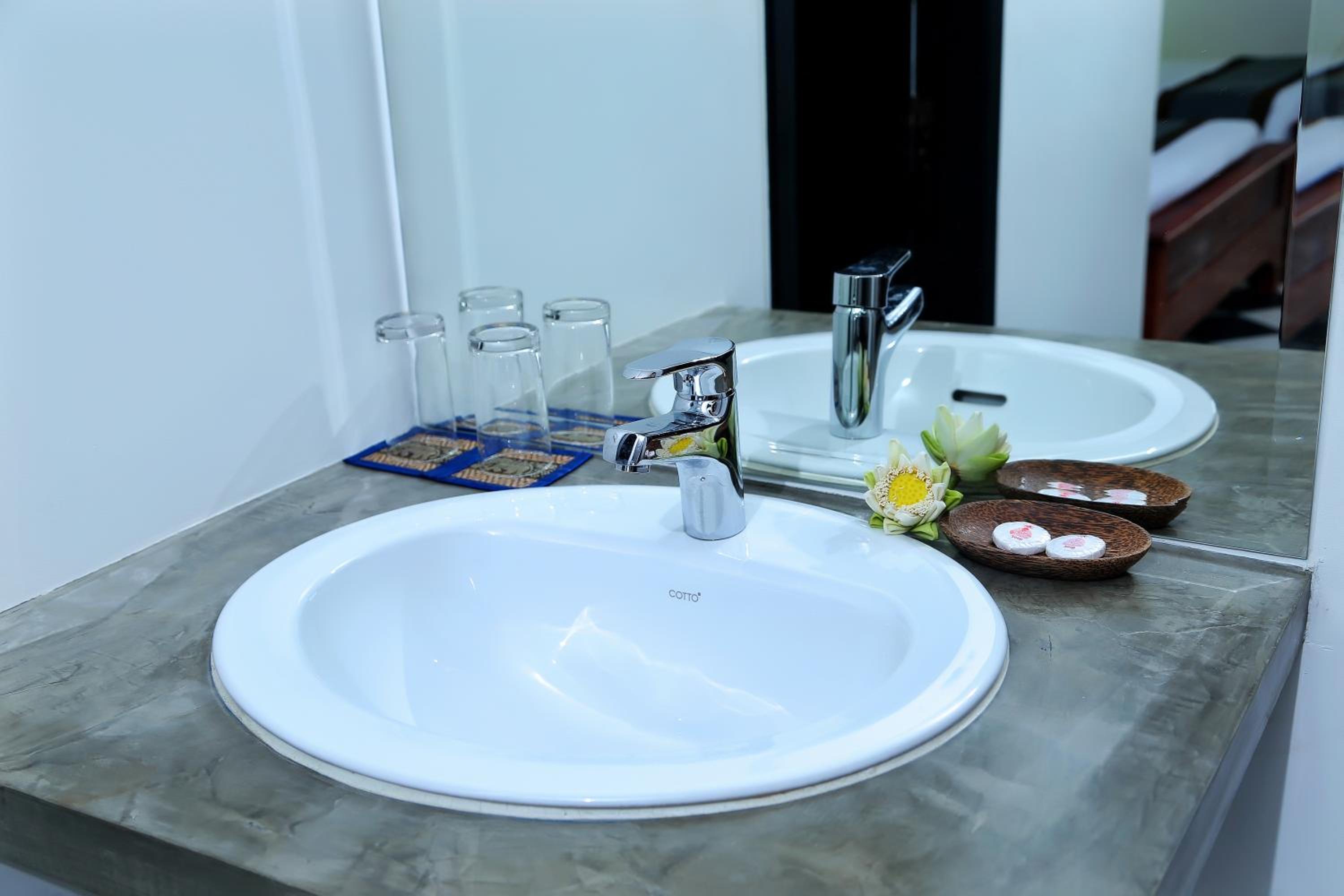 Deluxe Double Room with Balcony - Photo 9
