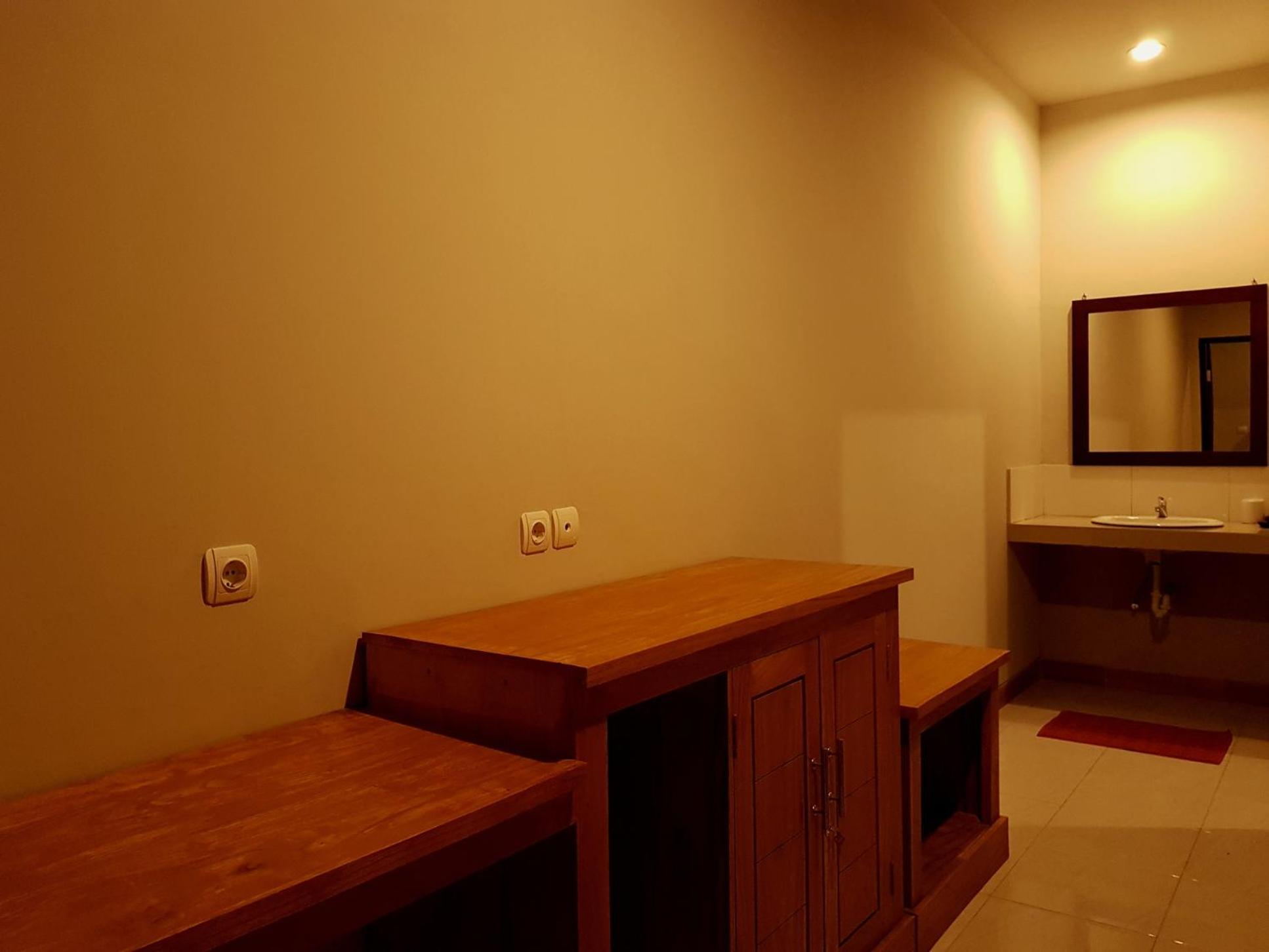 Twin Room with Pool View - Photo 5