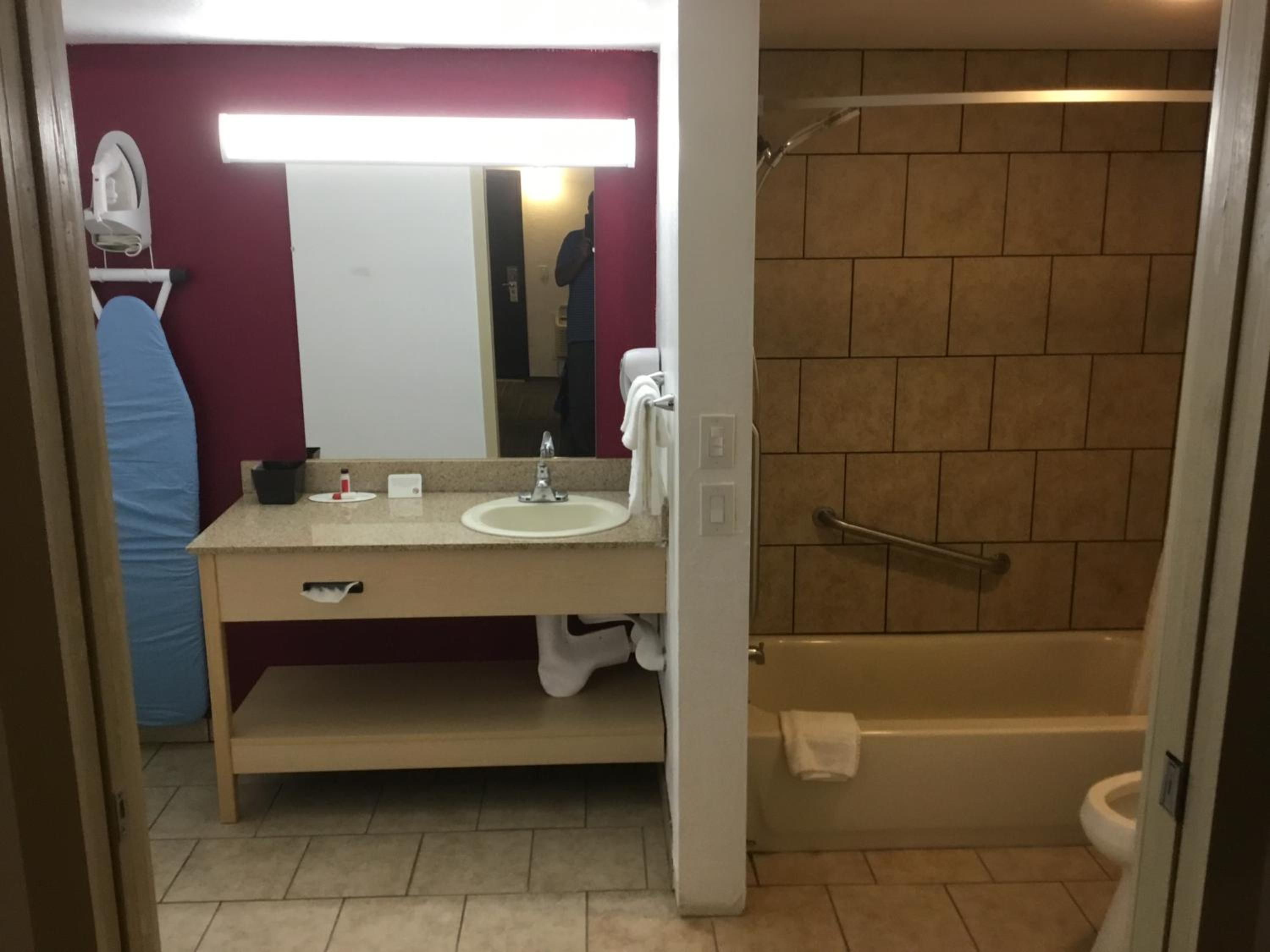 Queen Room - Mobility Access/Non-Smoking - Photo 4