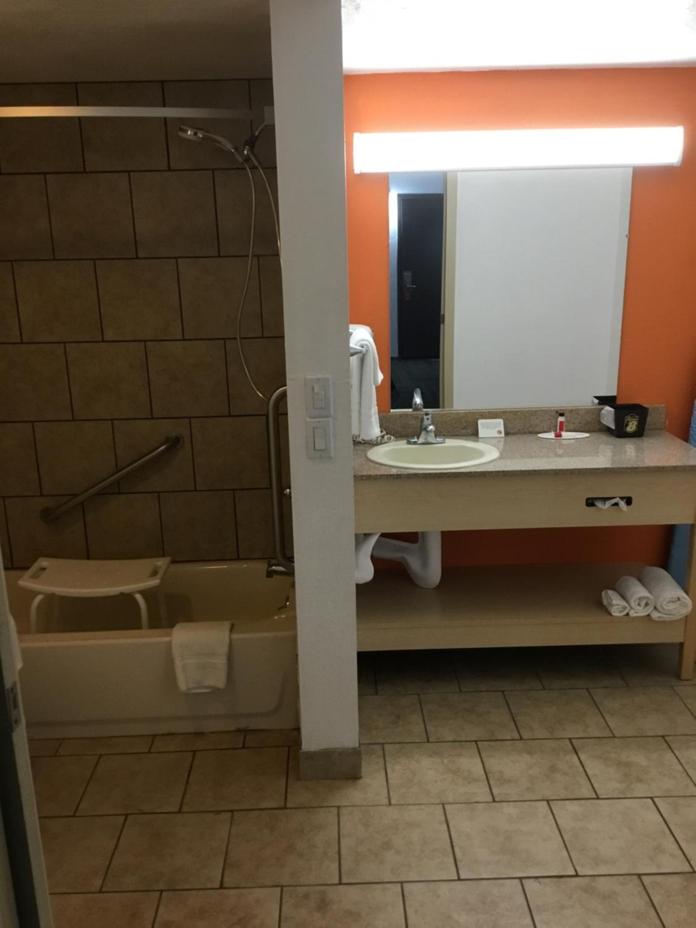 Queen Room - Mobility Access/Non-Smoking - Photo 2