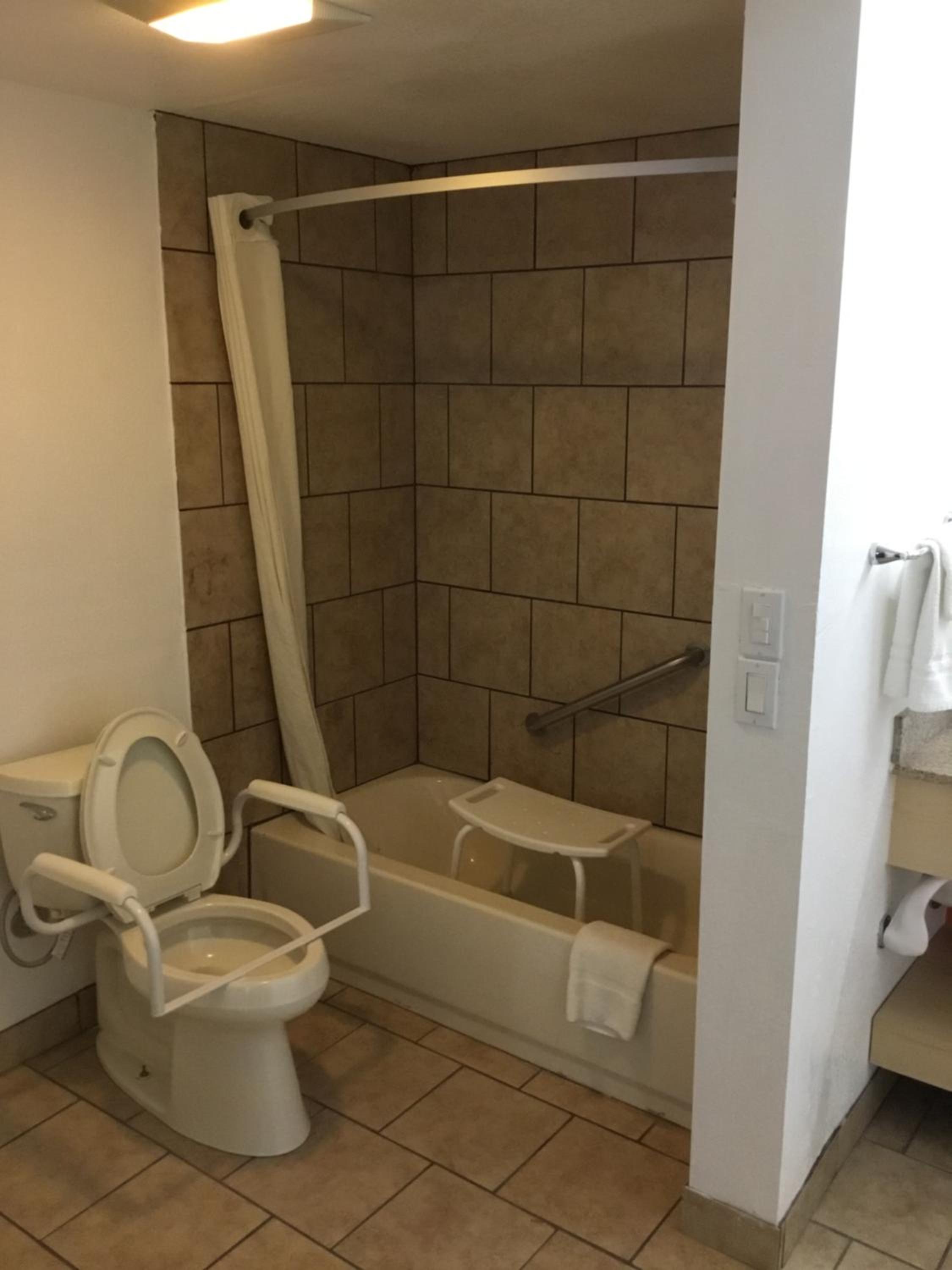 Queen Room - Mobility Access/Non-Smoking - Photo 3