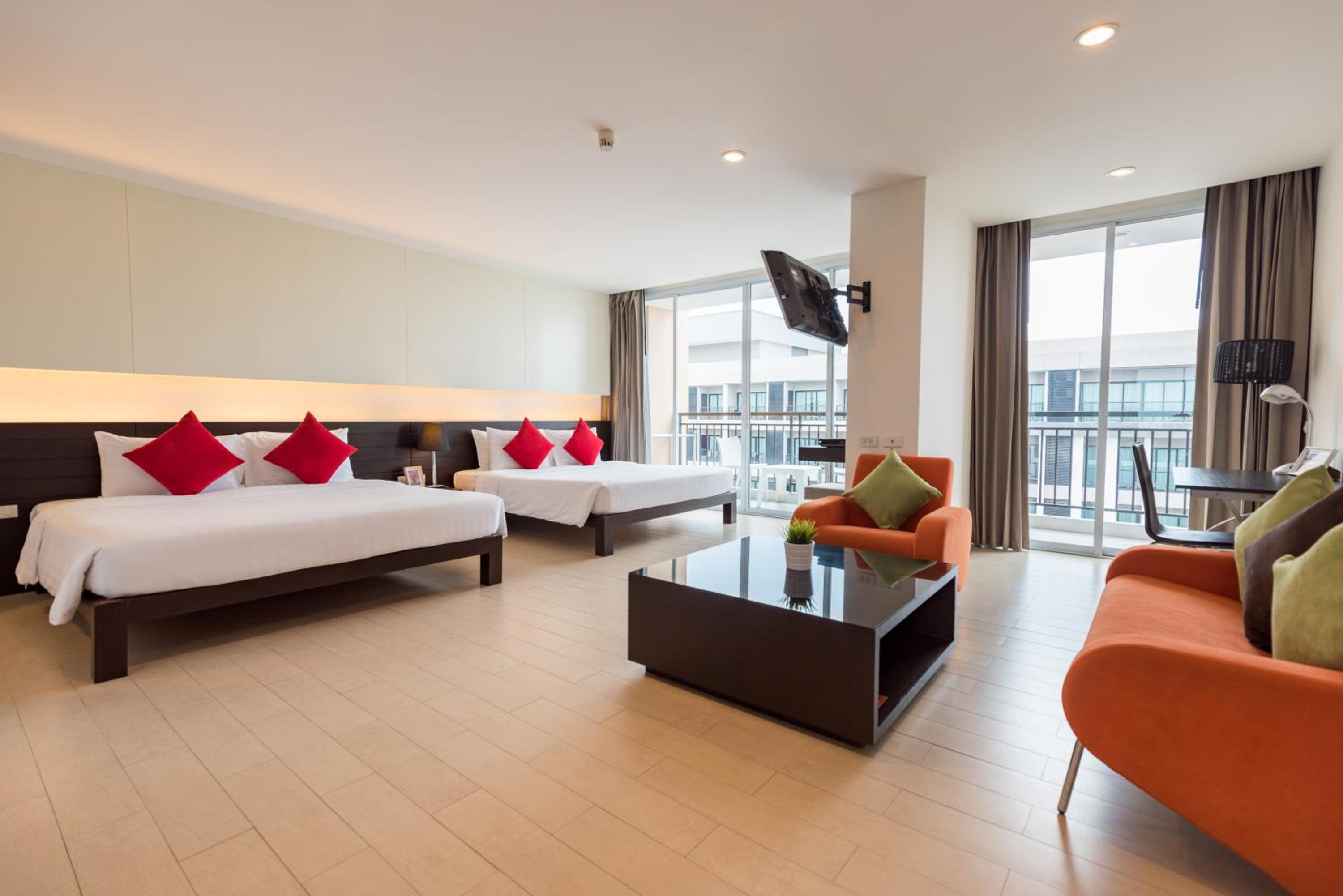 Grand Deluxe Family Room