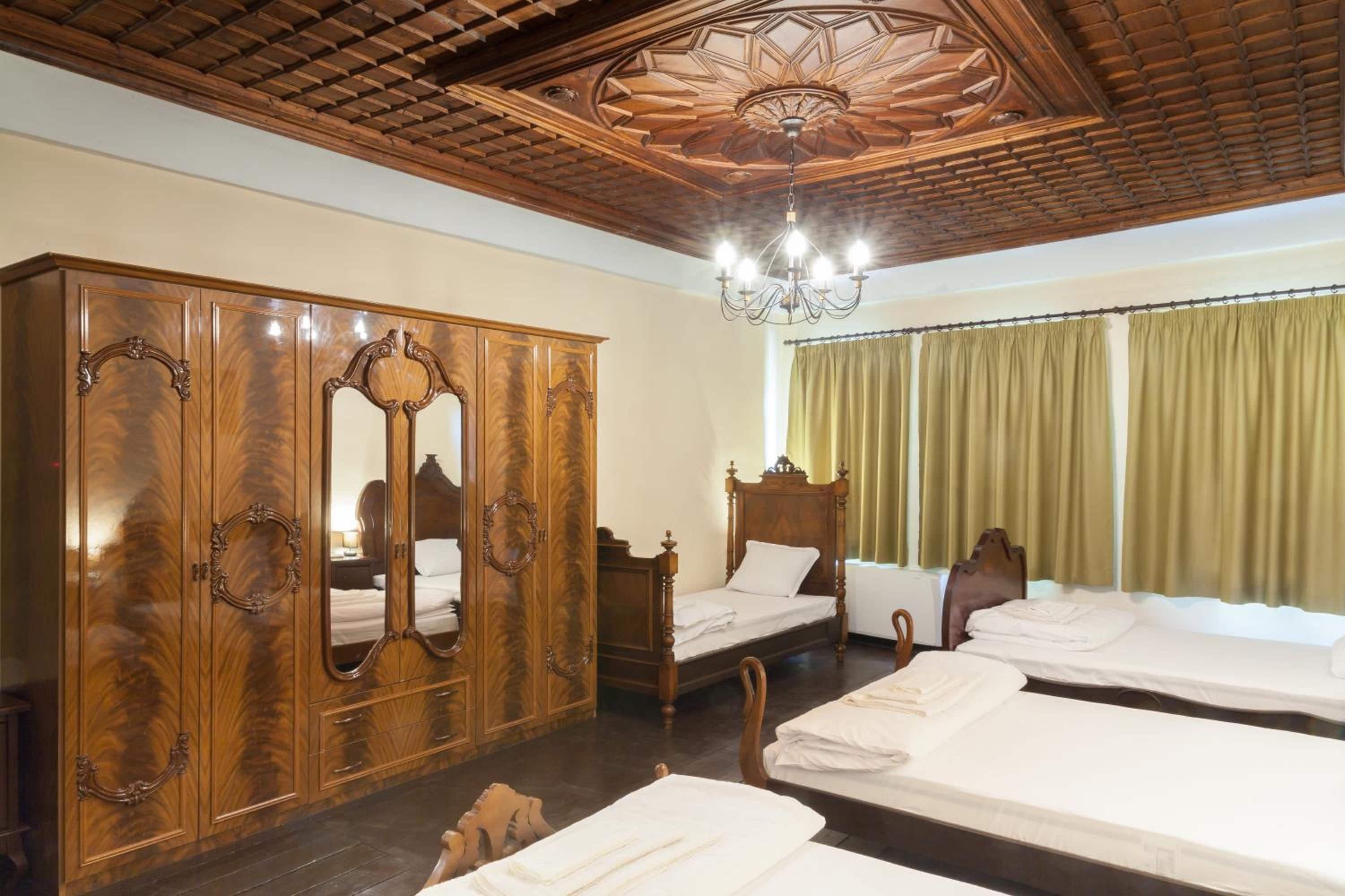Seven-Bedroom House photo 1