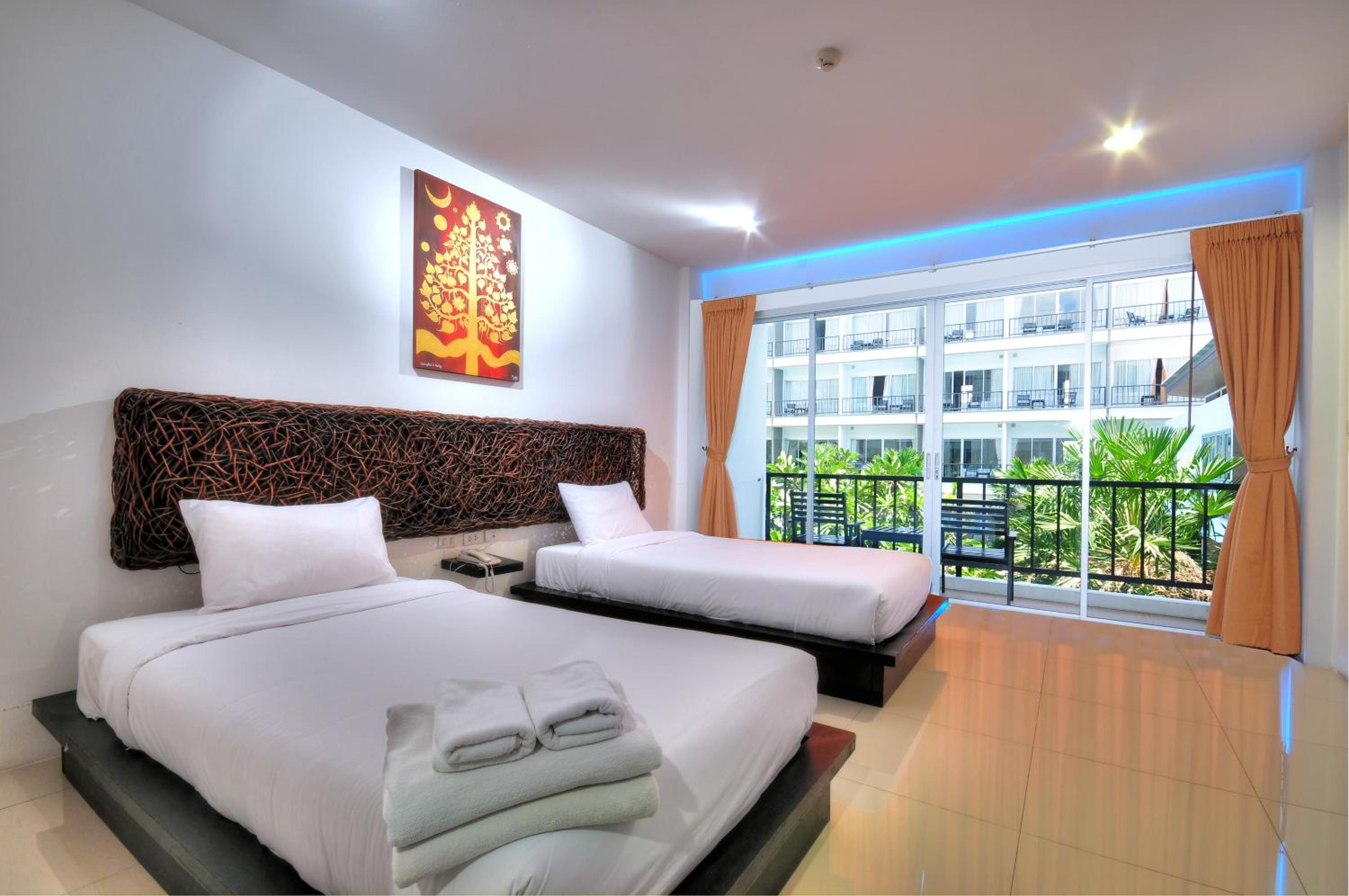 Deluxe Double or Twin Room with Pool View - Photo 9