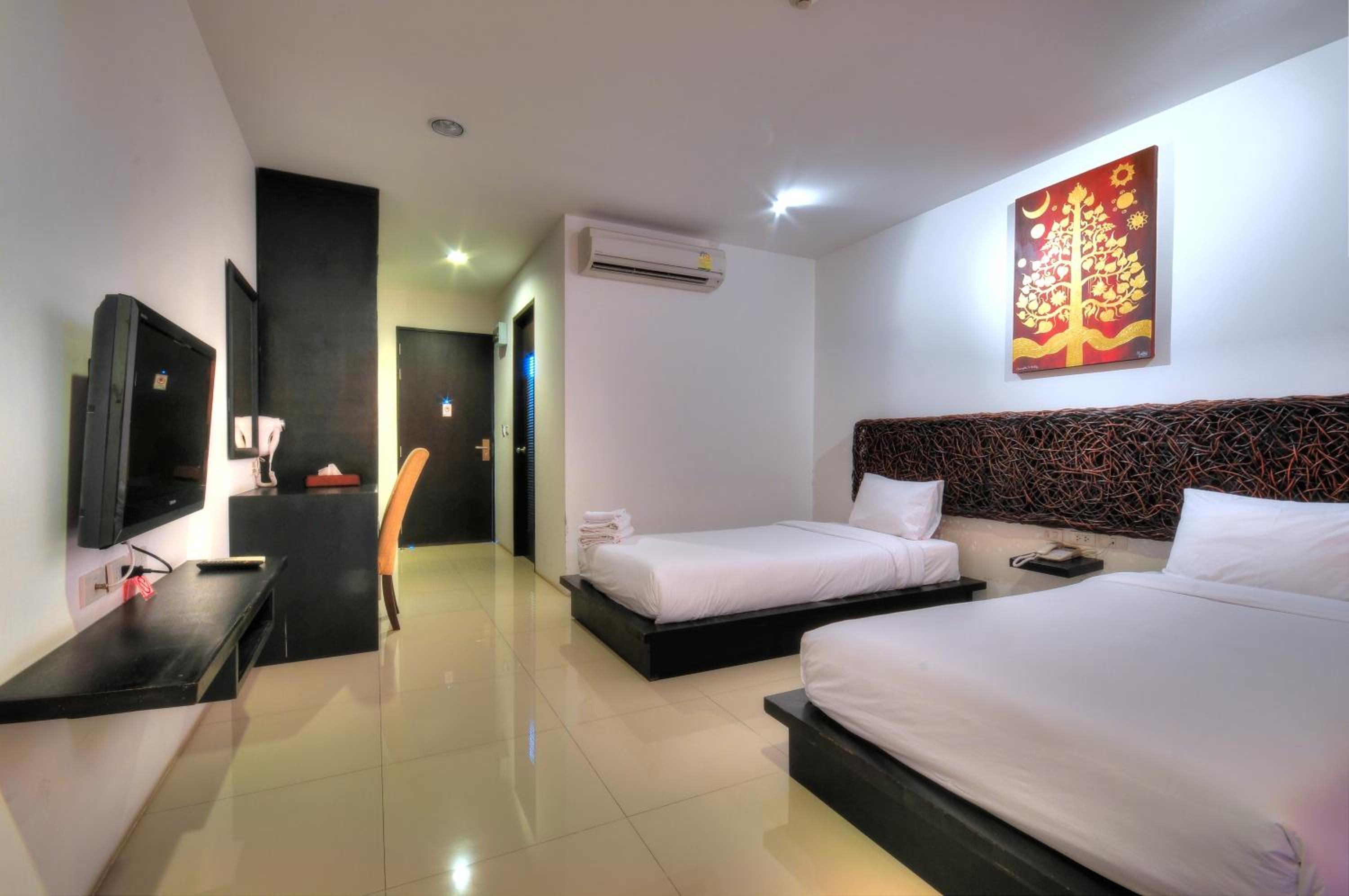 Deluxe Double or Twin Room with Pool View - Photo 7