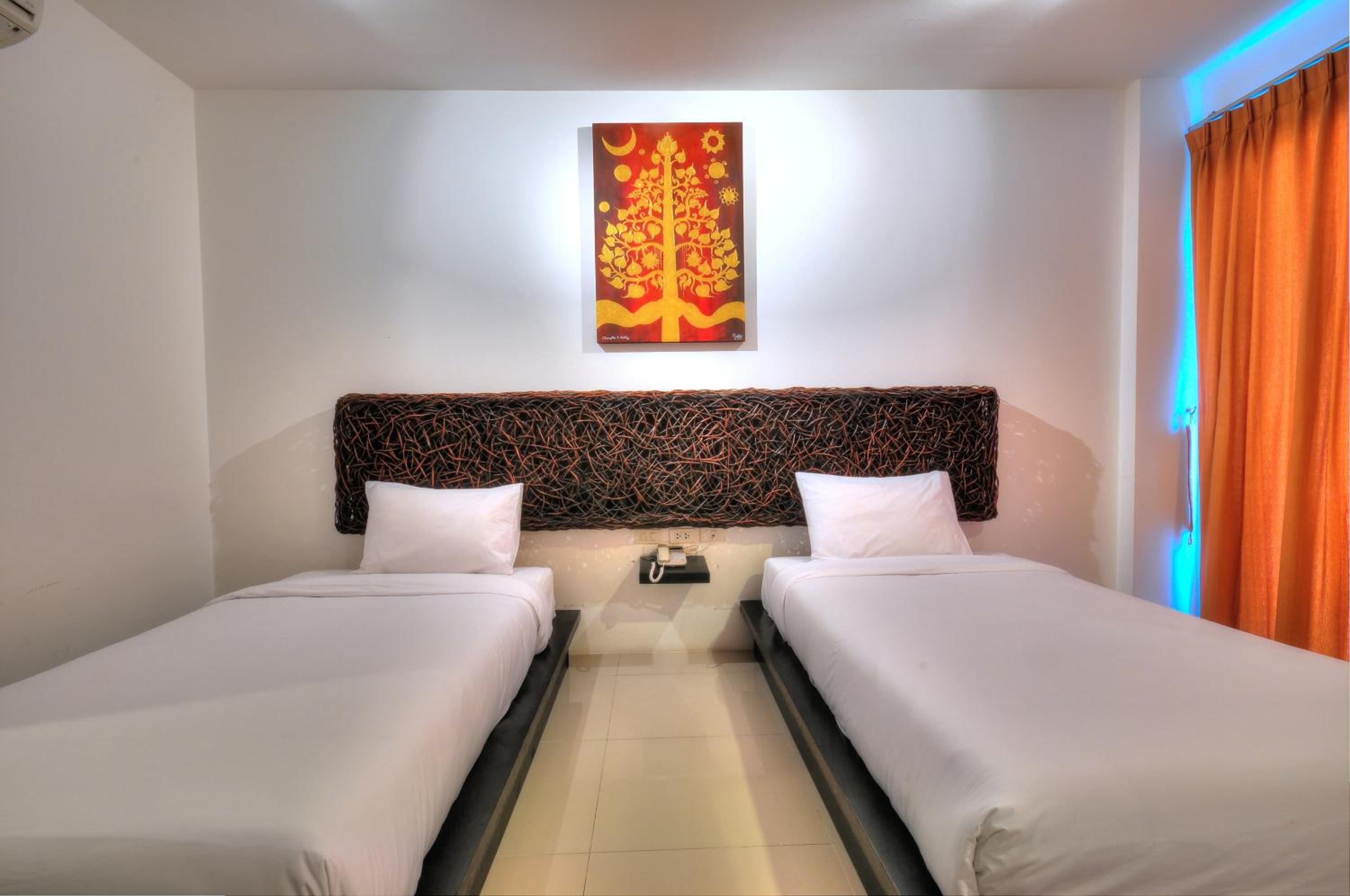 Deluxe Double or Twin Room with Pool View - Photo 6