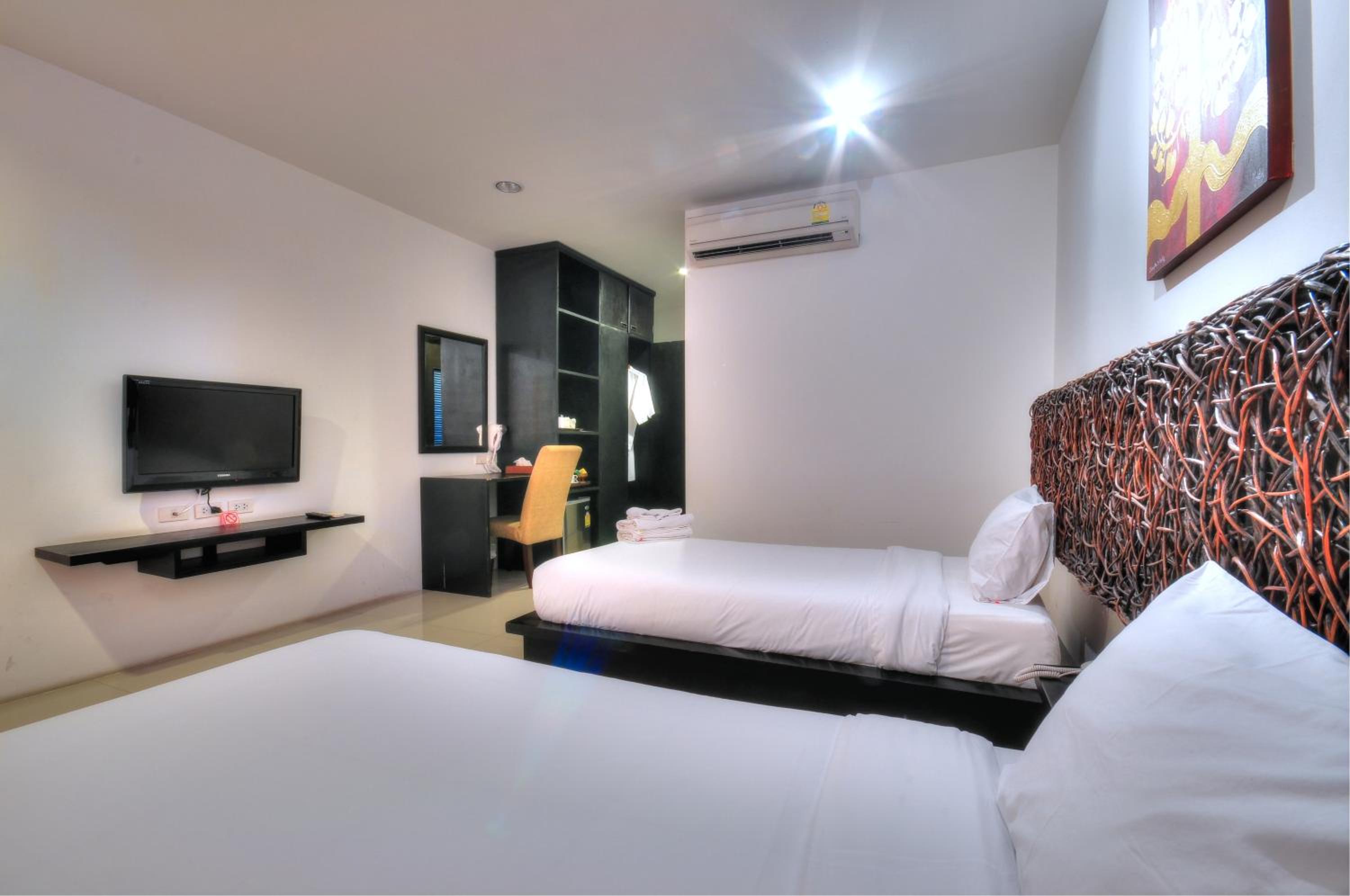 Deluxe Double or Twin Room with Pool View - Photo 10