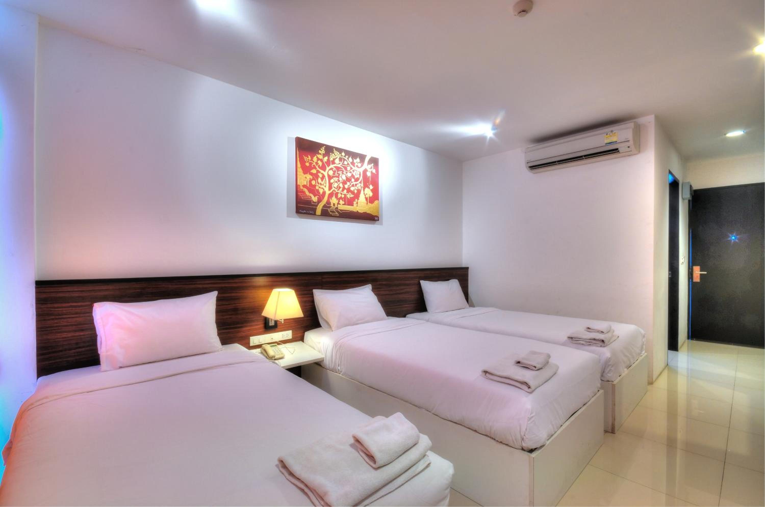 Deluxe Double or Twin Room with Pool View - Photo 8