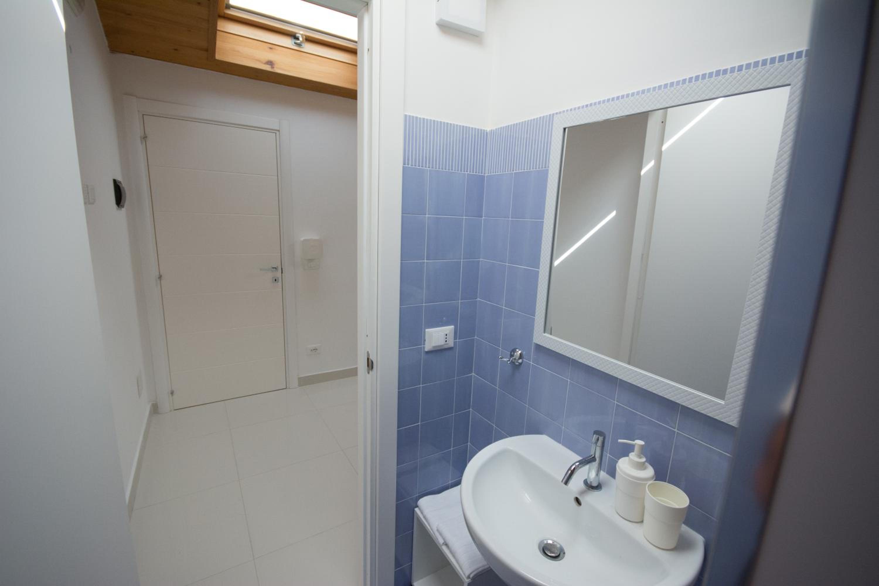 Deluxe King Room - Photo 5