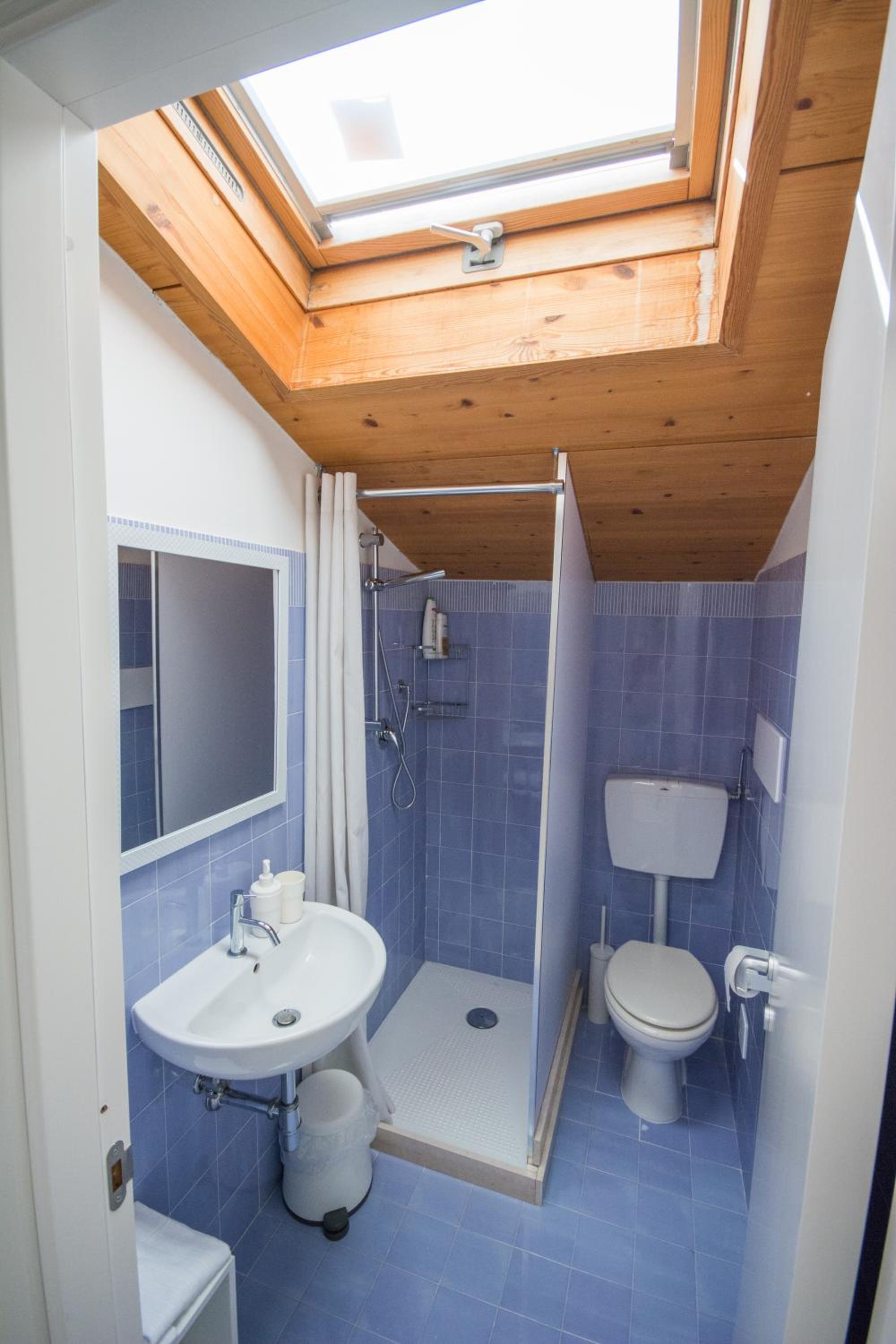 Deluxe King Room - Photo 6