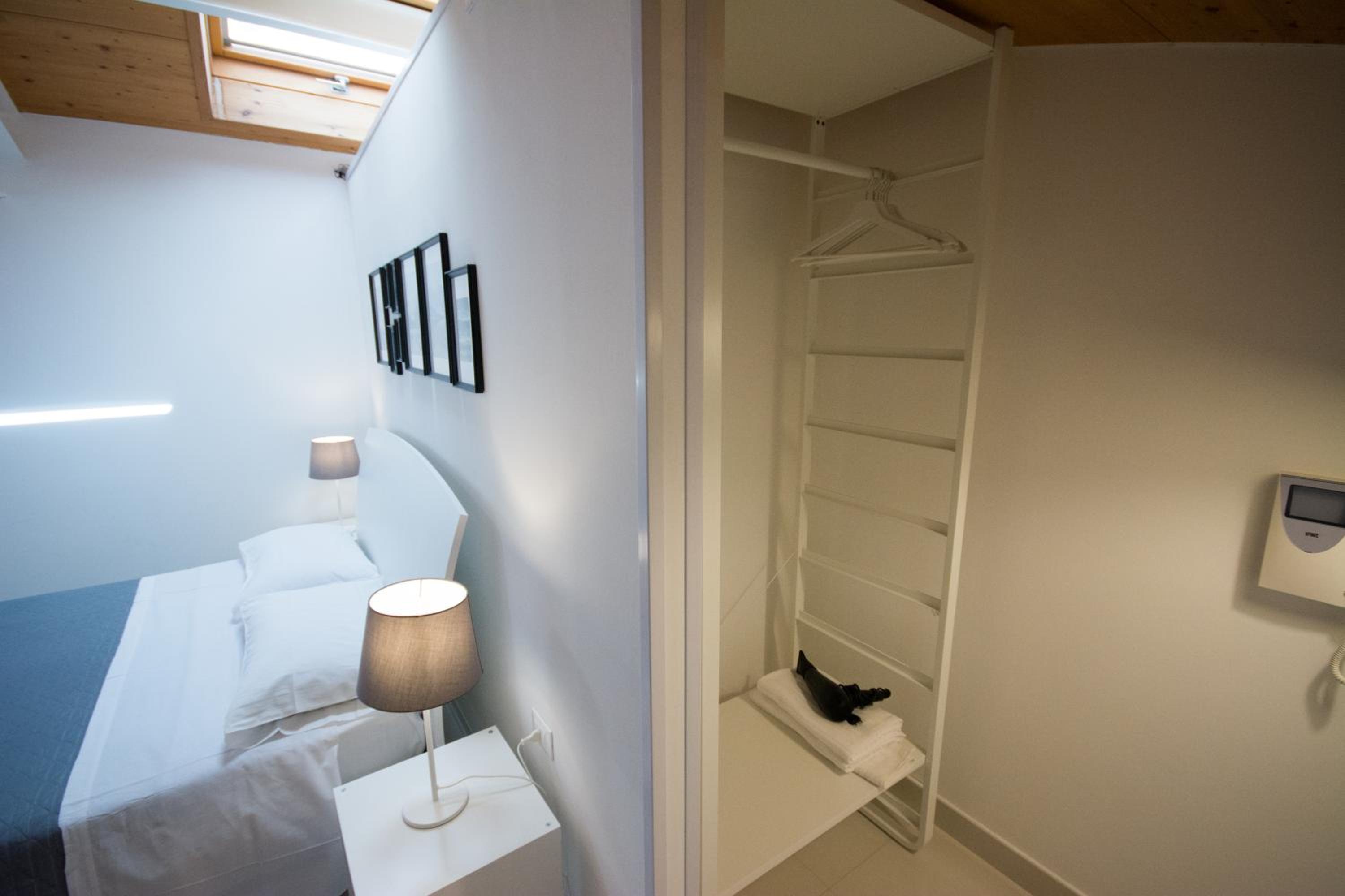 Deluxe King Room - Photo 7