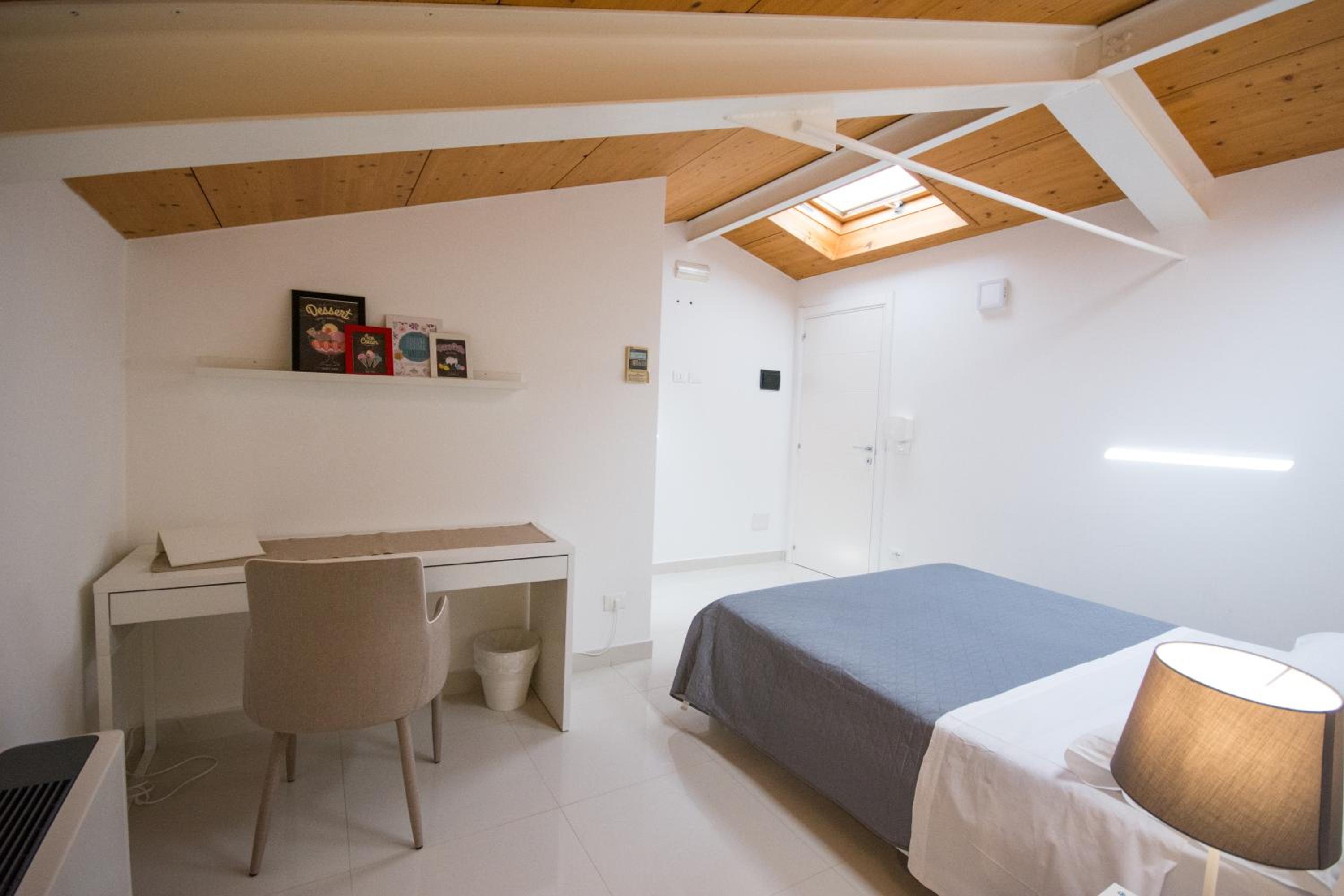 Deluxe King Room - Photo 8