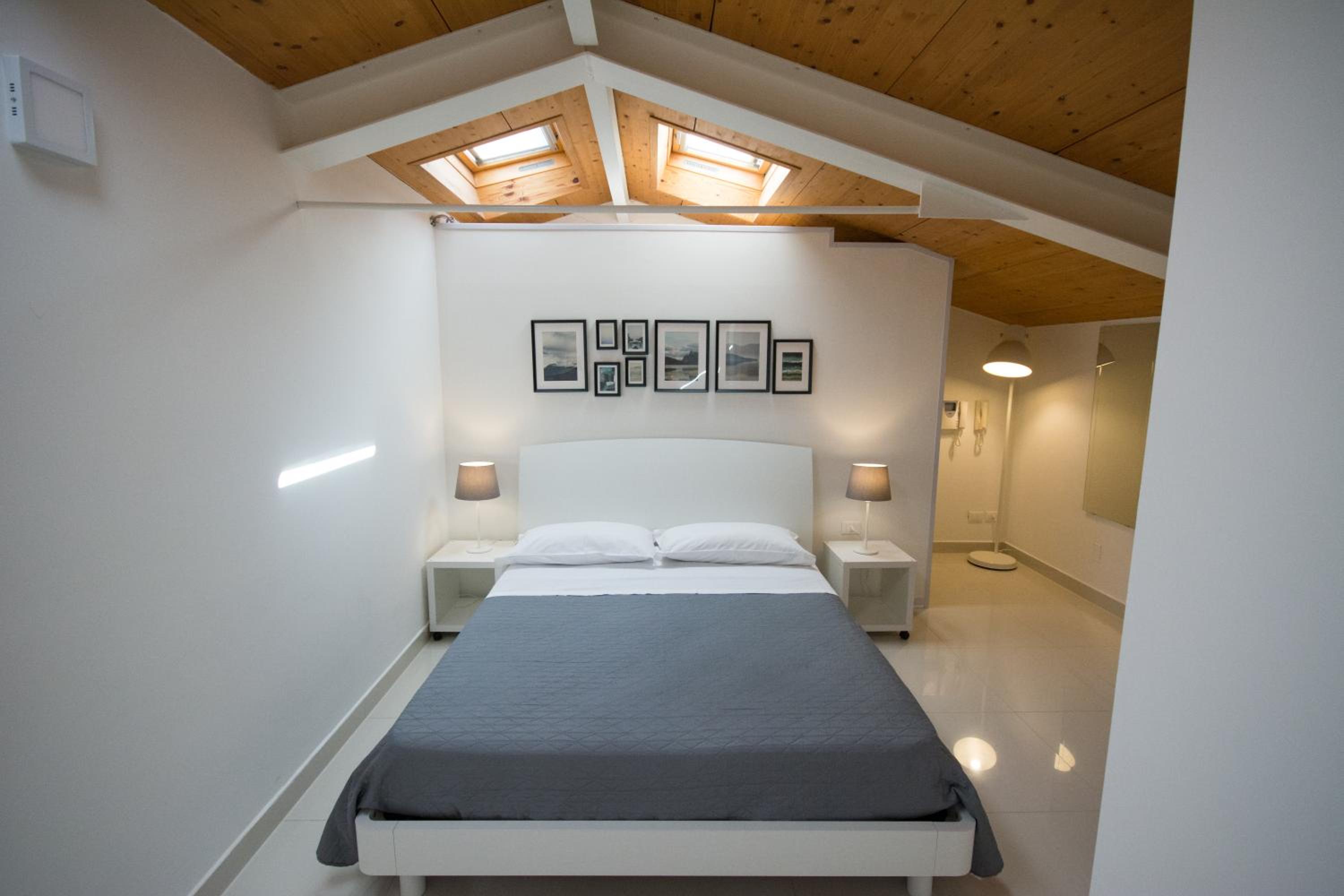 Deluxe King Room - Photo 1