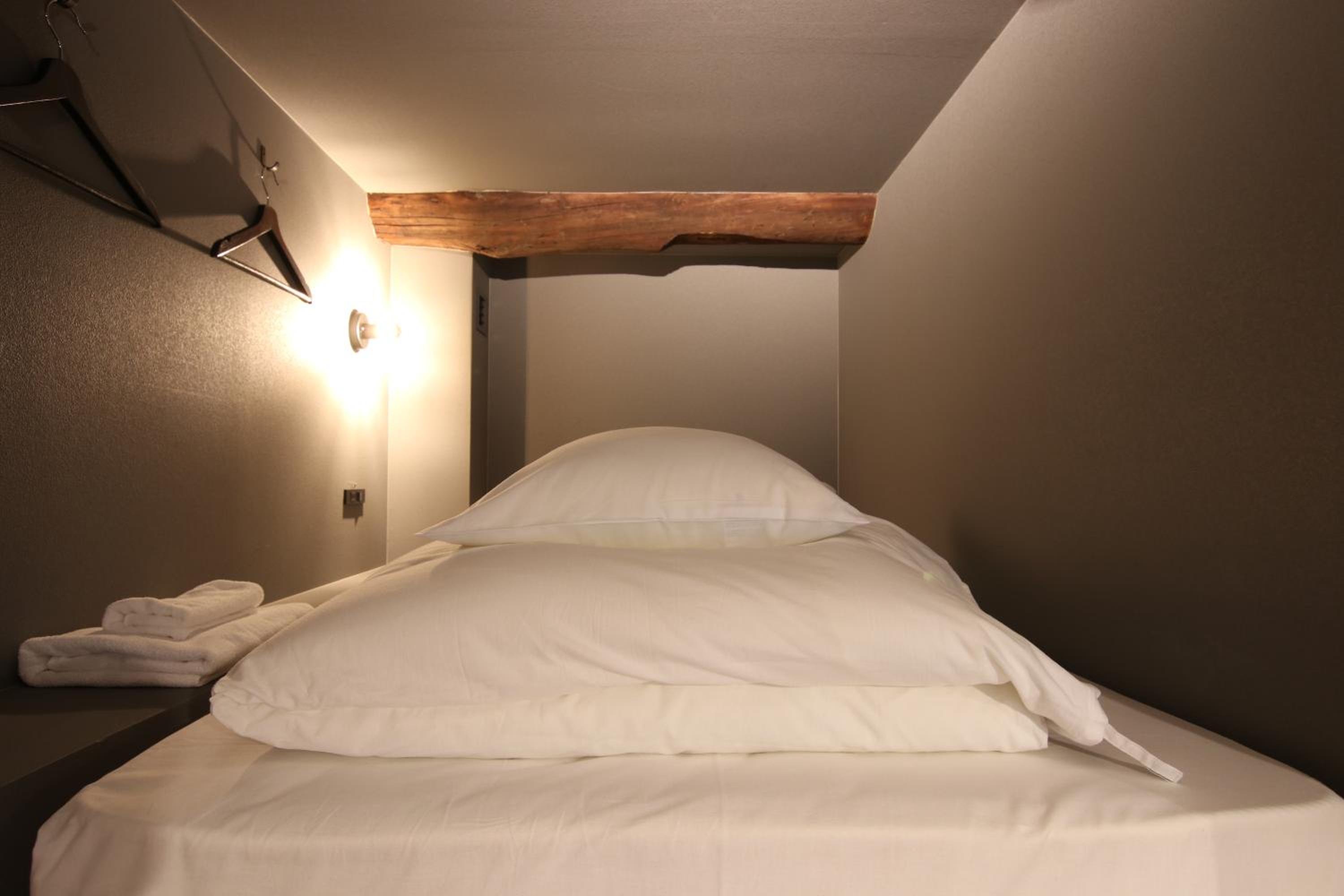Single Bed in Mixed Dormitory Room
