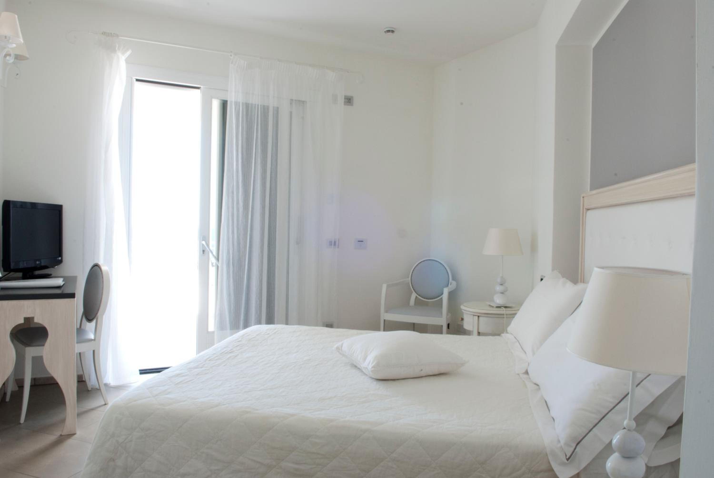 Small Double Room with Terrace - Photo 1