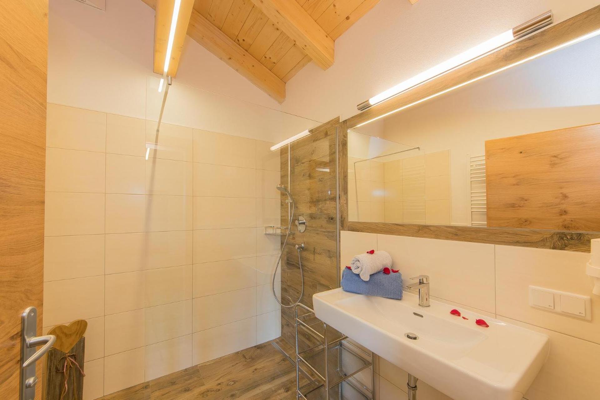 Apartment with Balcony - Photo 20