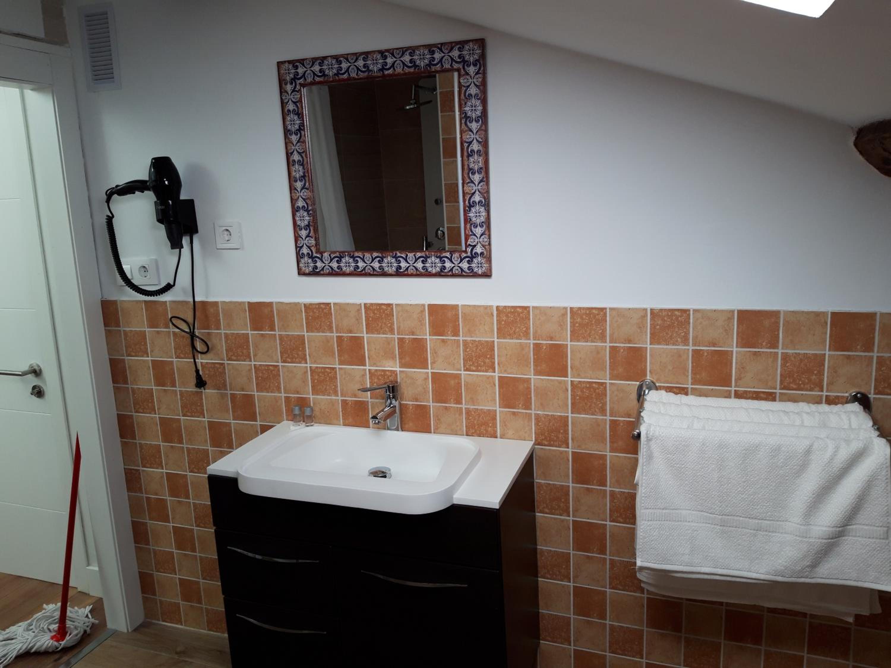 Deluxe Double or Twin Room - Photo 5