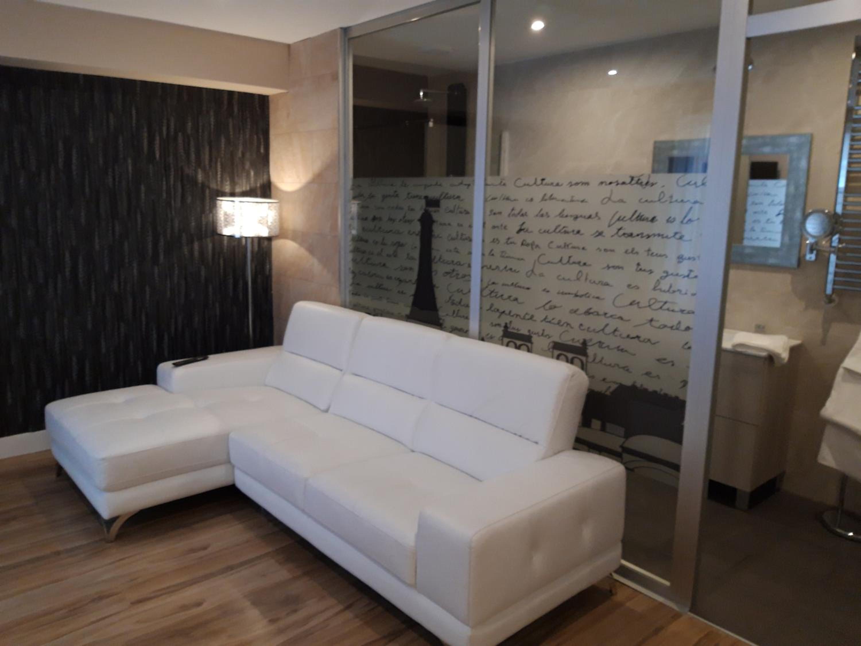 Deluxe Queen Room - Photo 11