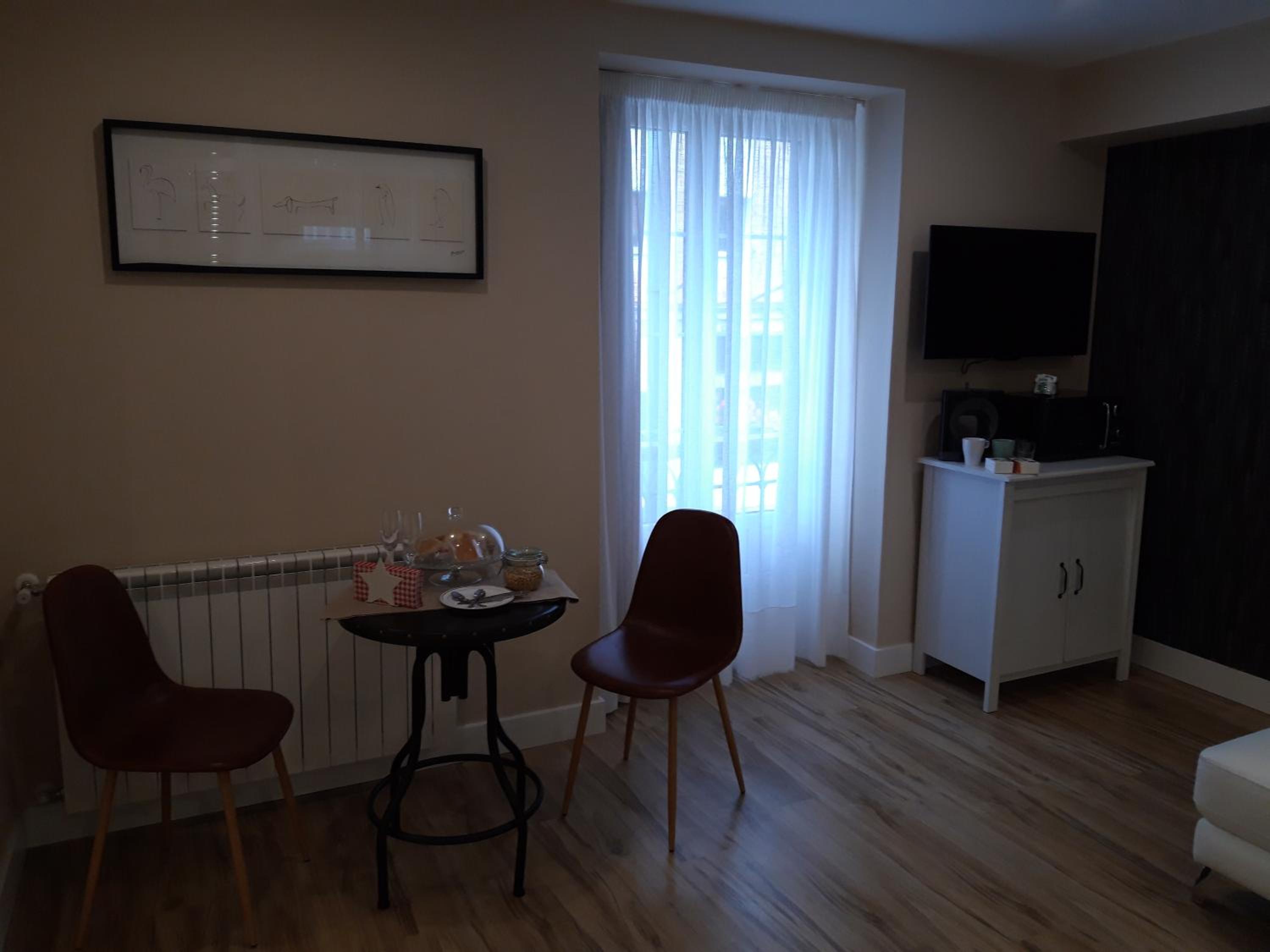 Deluxe Queen Room - Photo 10