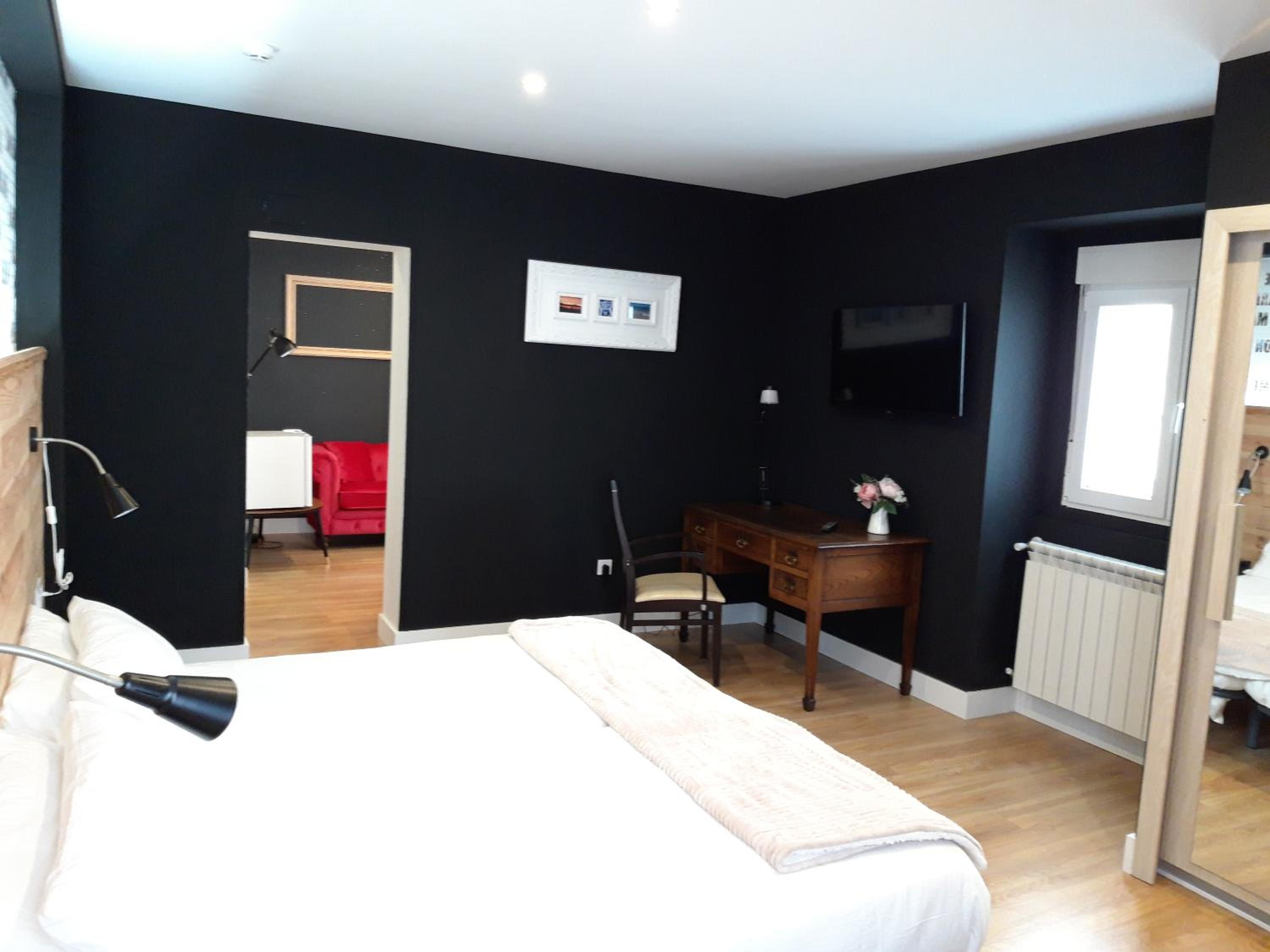 Deluxe Queen Room - Photo 8