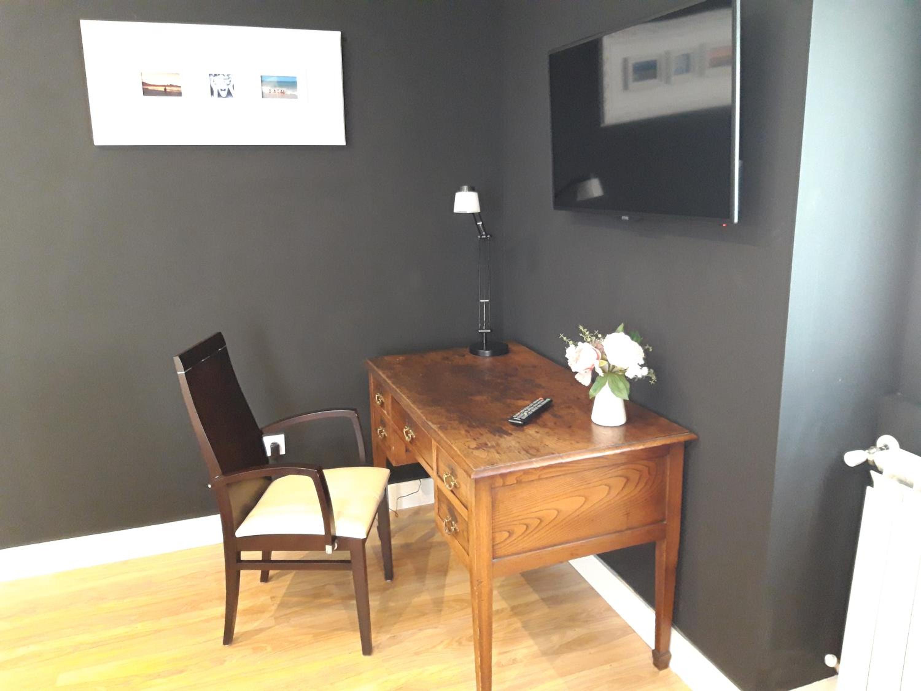 Deluxe Queen Room - Photo 6