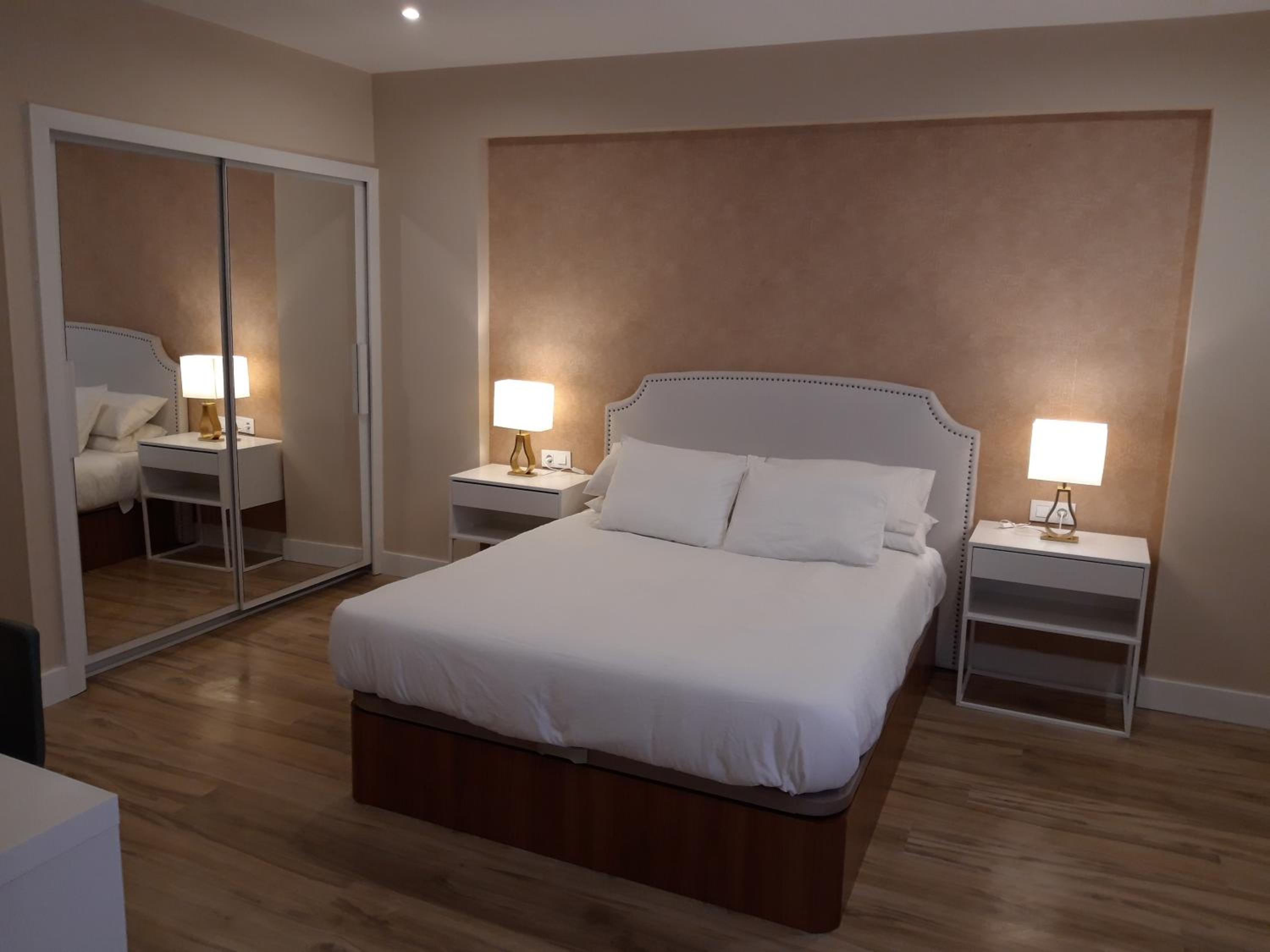 Deluxe Queen Room - Photo 2