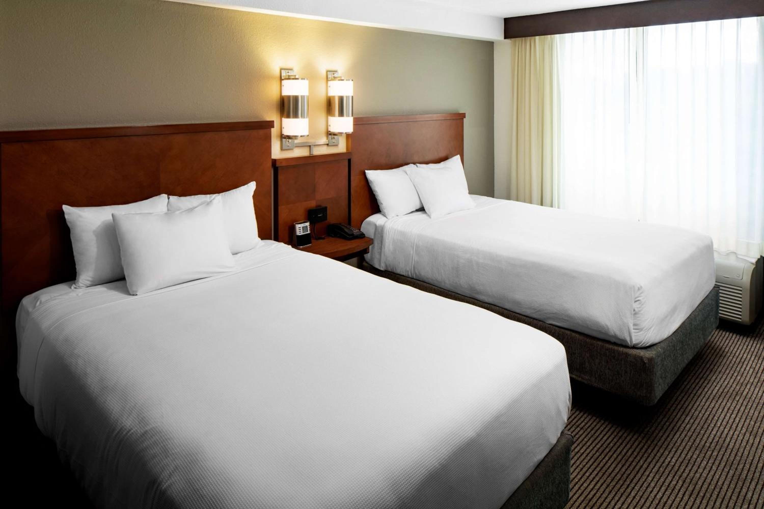 Queen Room with Two Queen Beds and Sofa Bed - High Floor photo 3