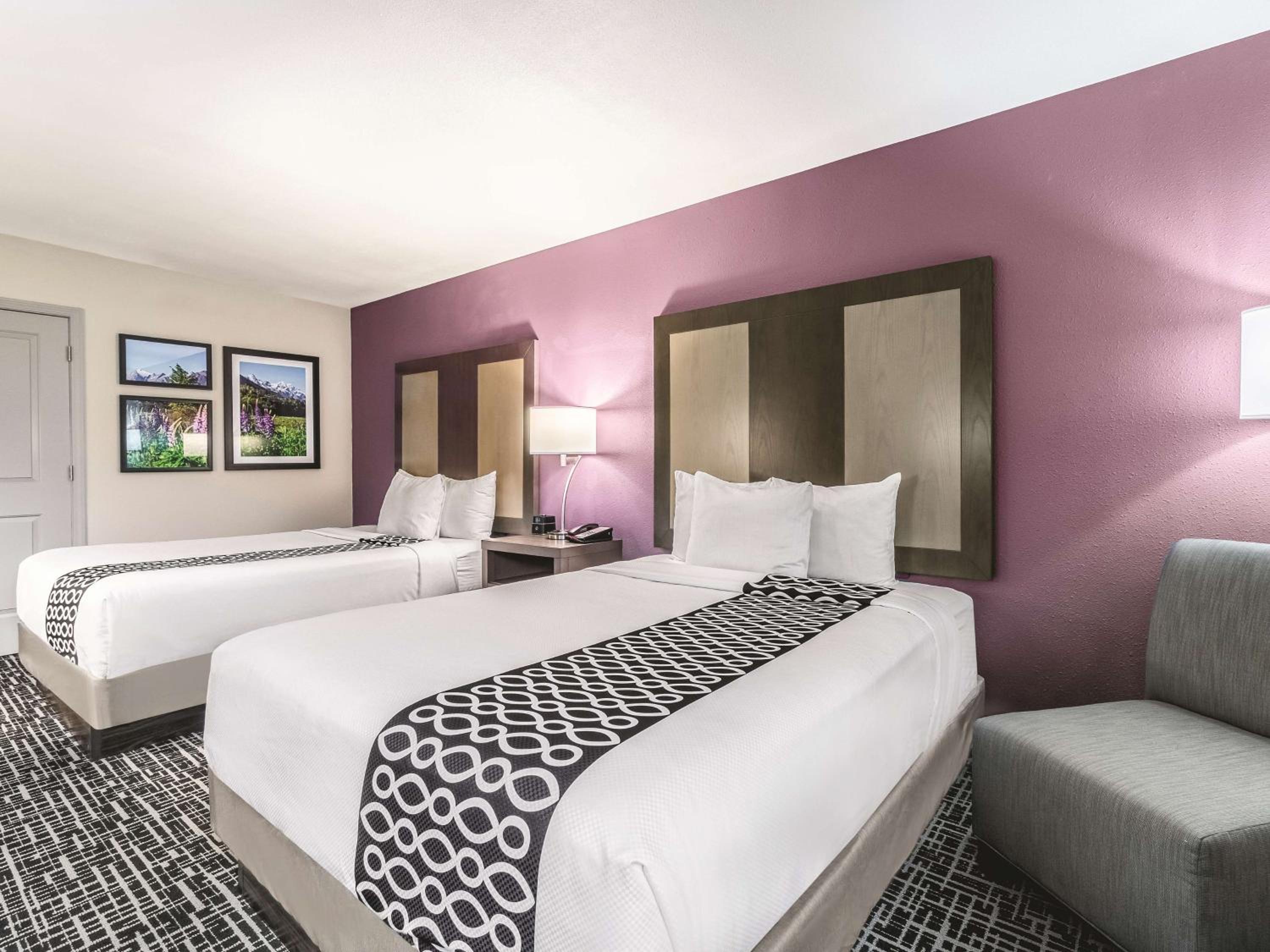 Queen Room with Two Queen Beds - Non-Smoking - Photo 3