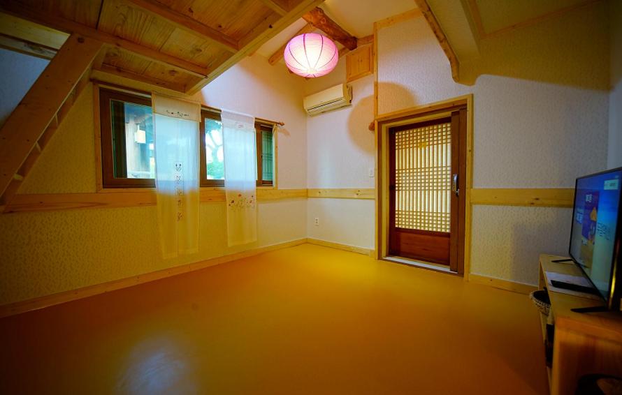 Korean-Style Duplex Superior Room - Photo 8