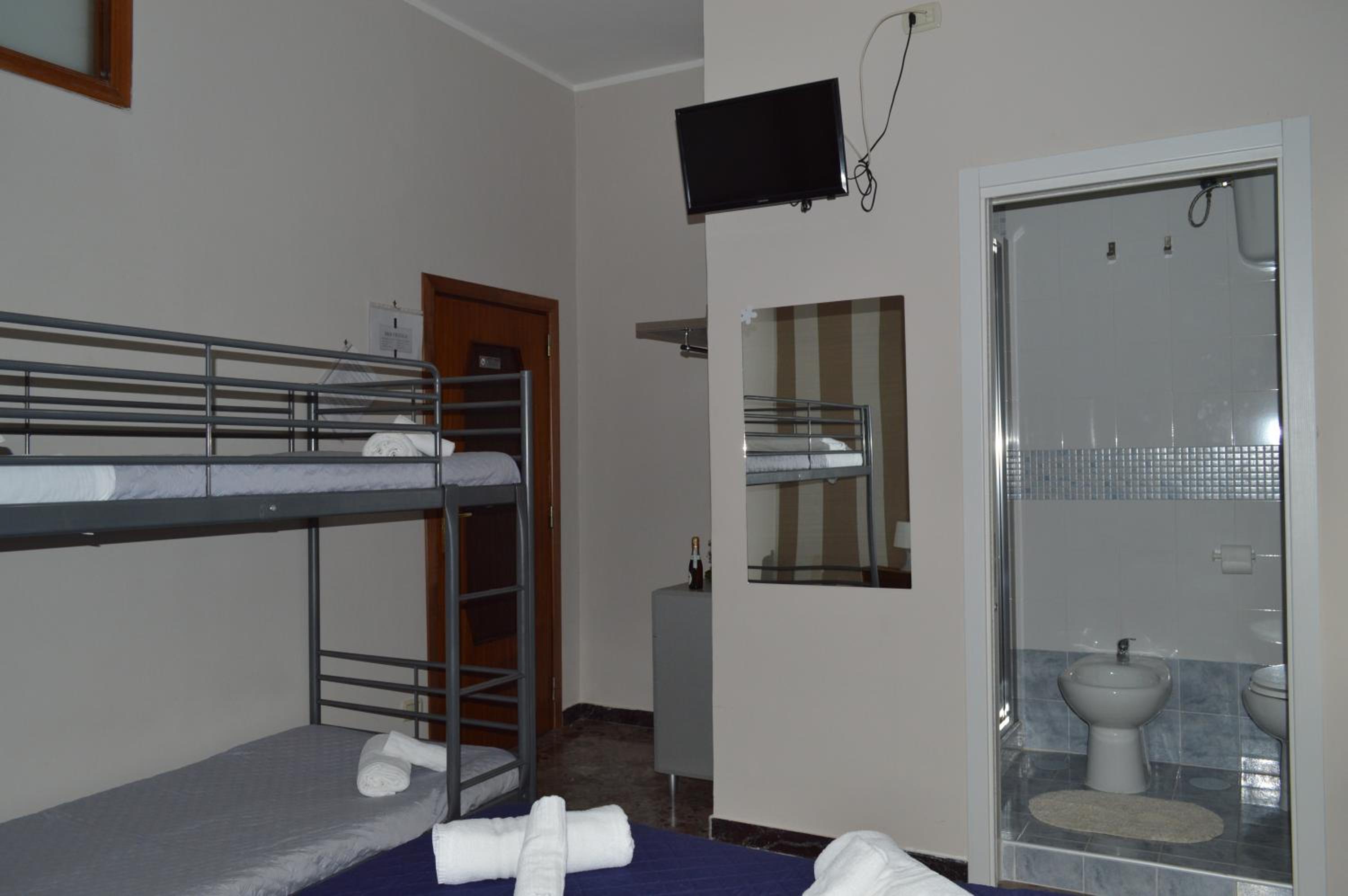 Quadruple Room - Photo 9