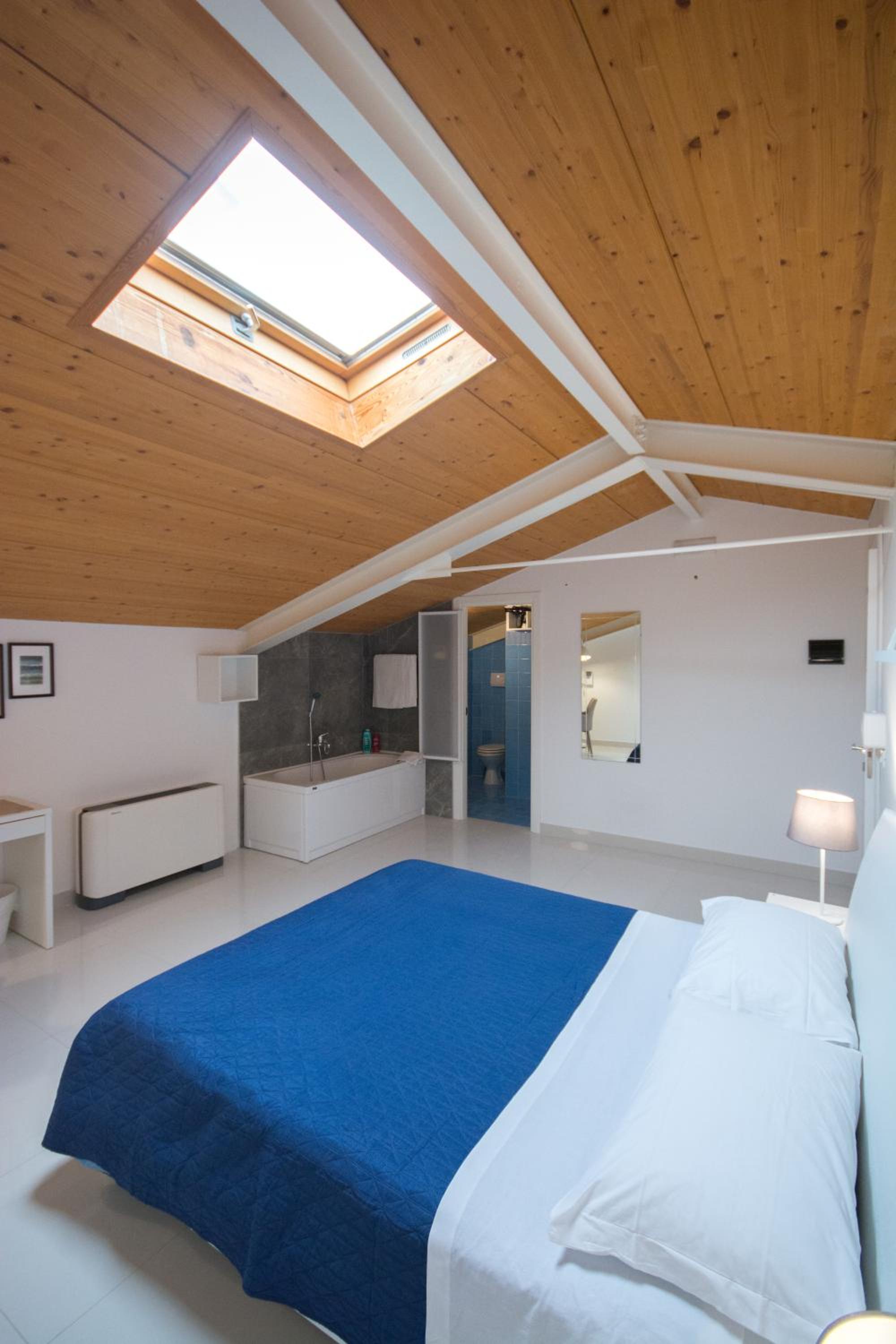Deluxe Room - Photo 9