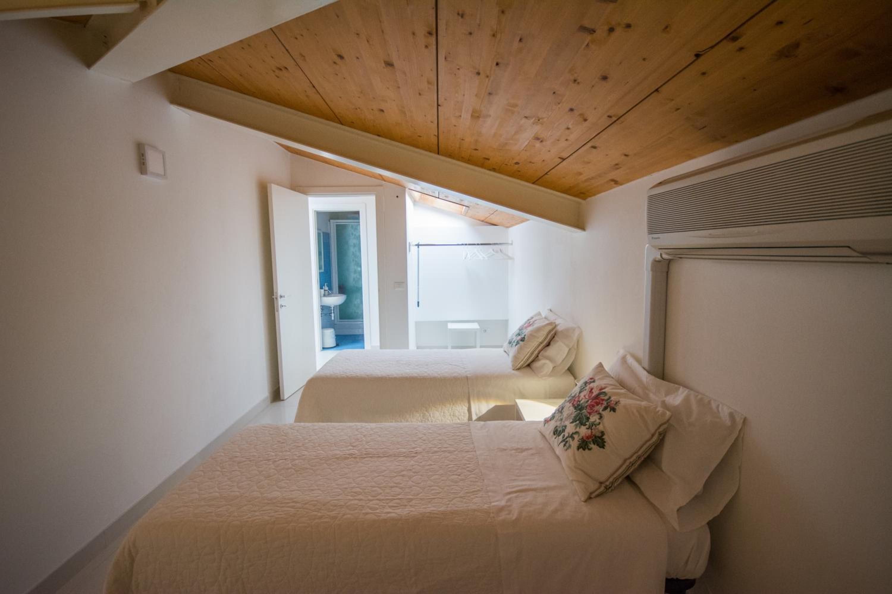Deluxe Quadruple Room - Photo 15