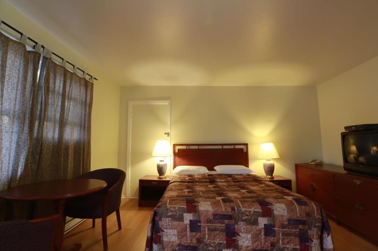 Double Room with Shower - Non Smoking photo 1