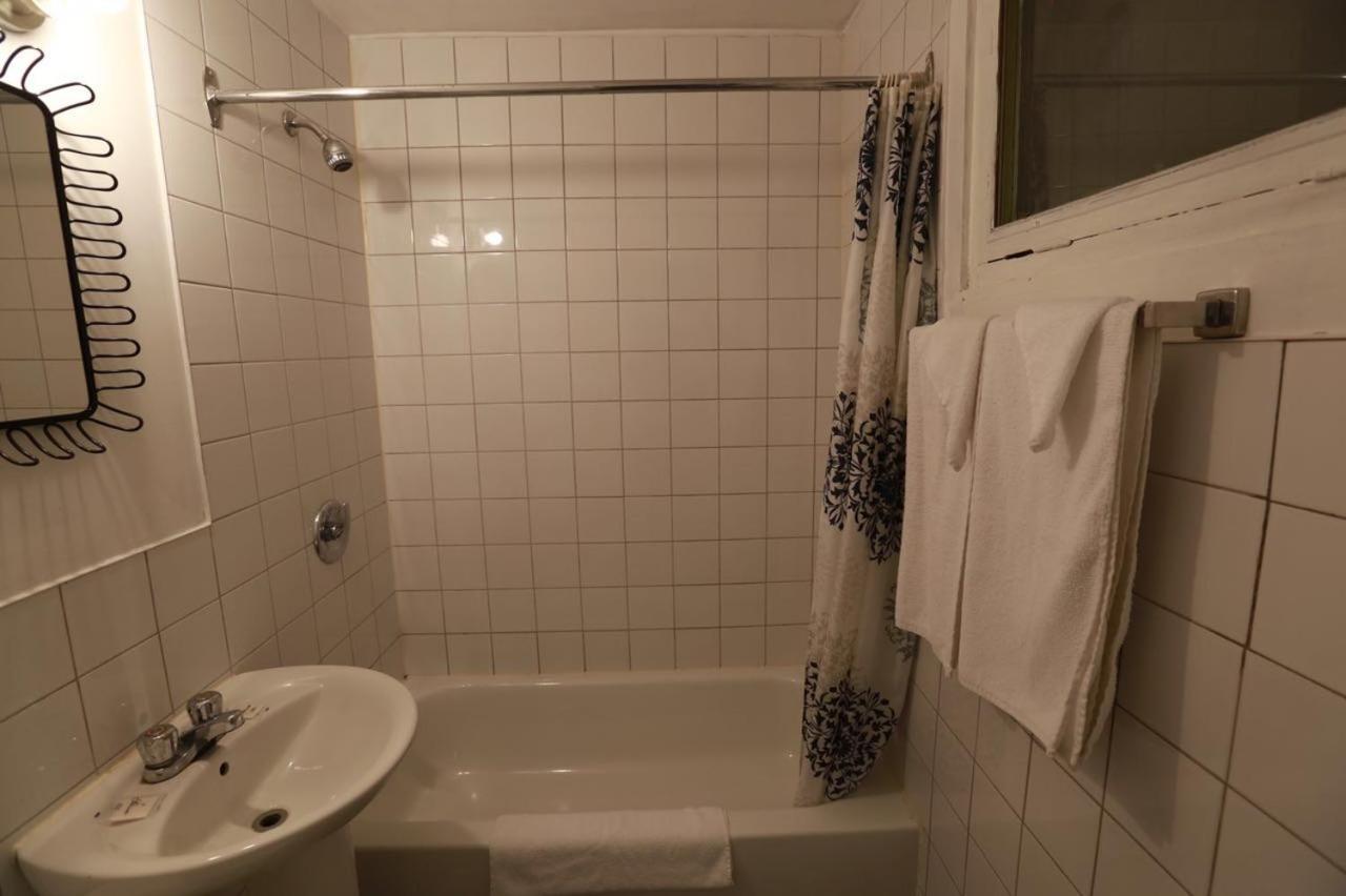 Double Room with Shower - Non Smoking photo 2