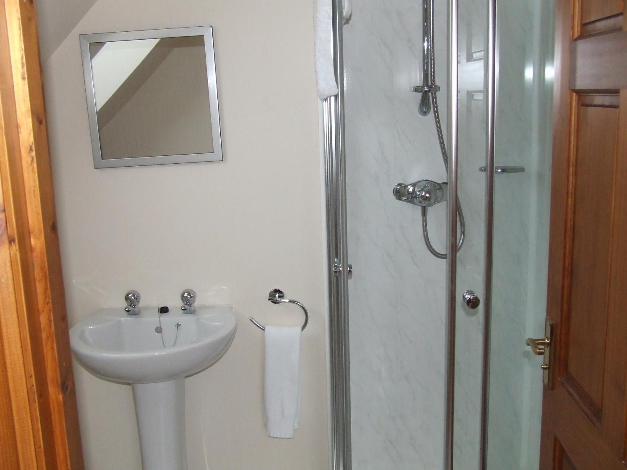 Deluxe Double Room with Shower - Photo 5
