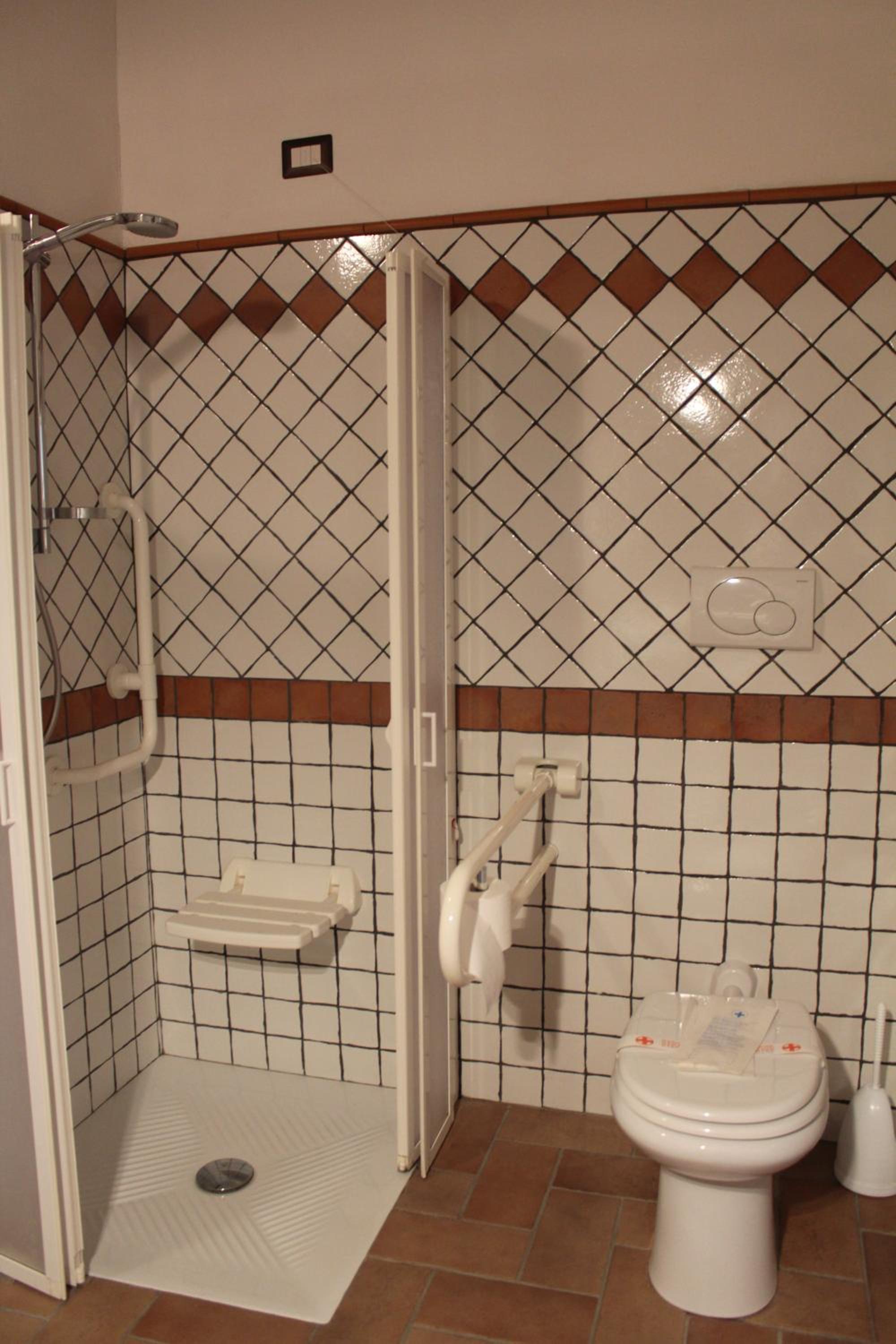 Queen Room - Disability Access - Photo 2