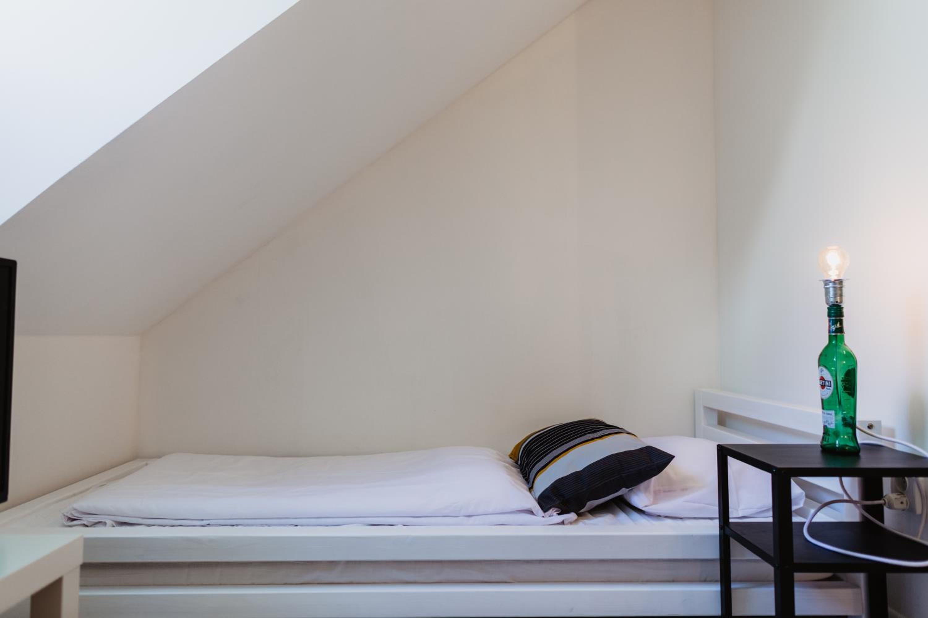 Compact Deluxe Studio - Twin Bed - Photo 5