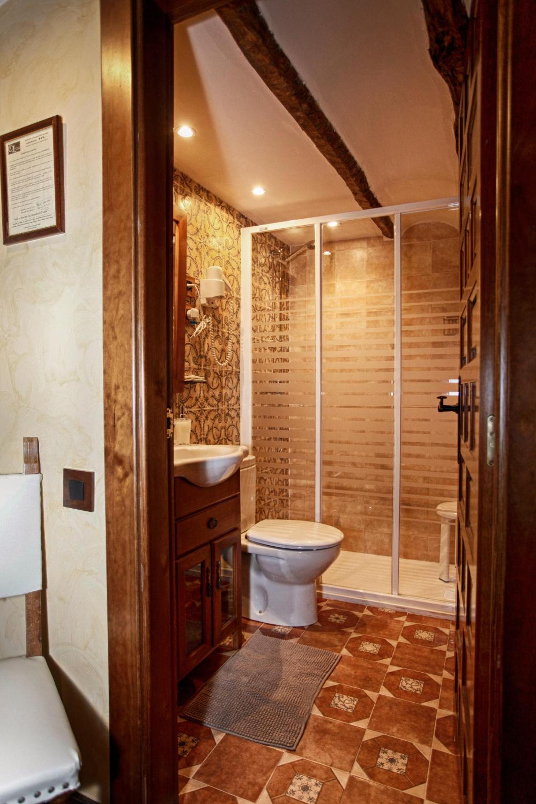 Twin Room With Private Bathroom photo 3