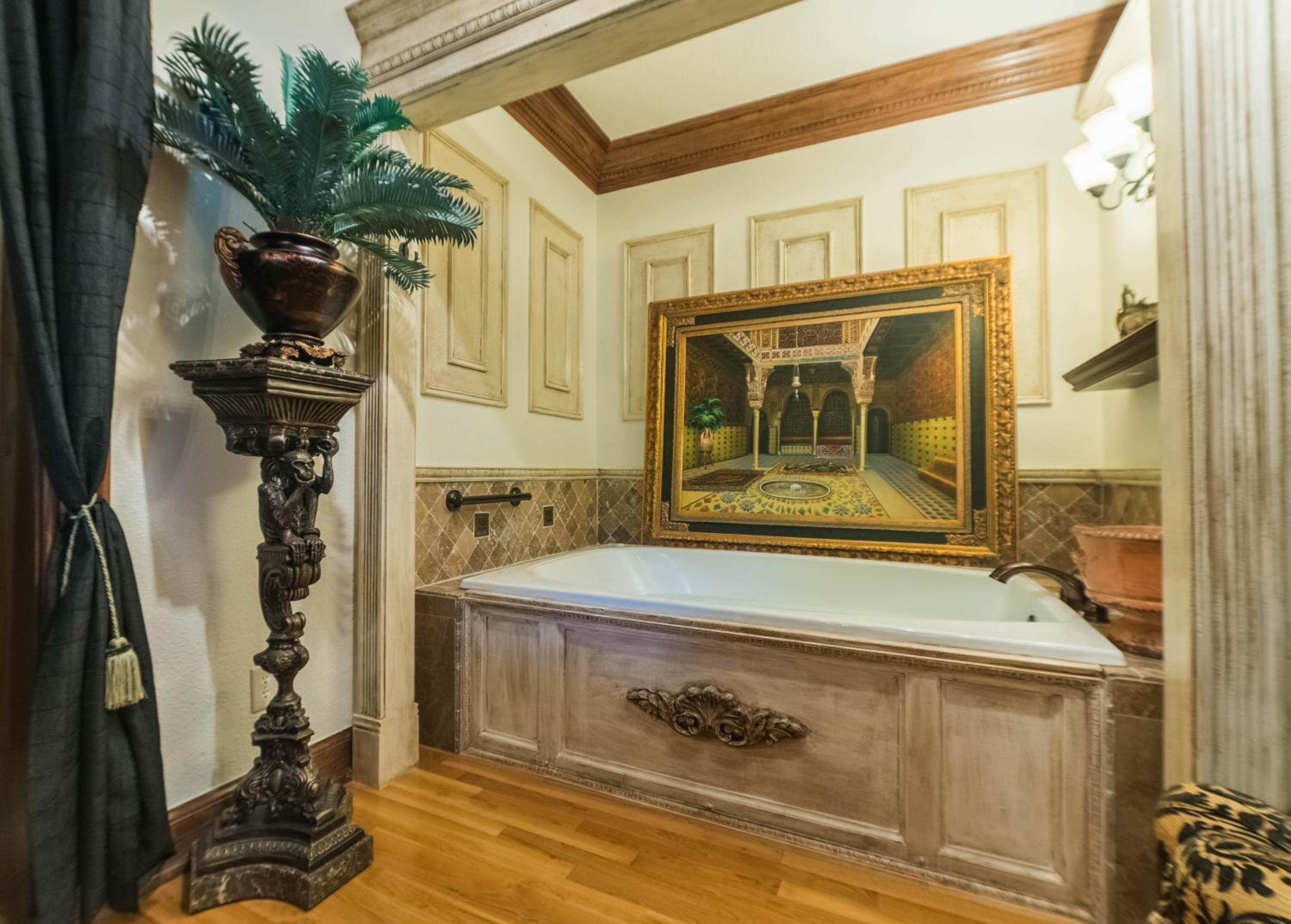 Deluxe King Suite with Spa Bath photo 2