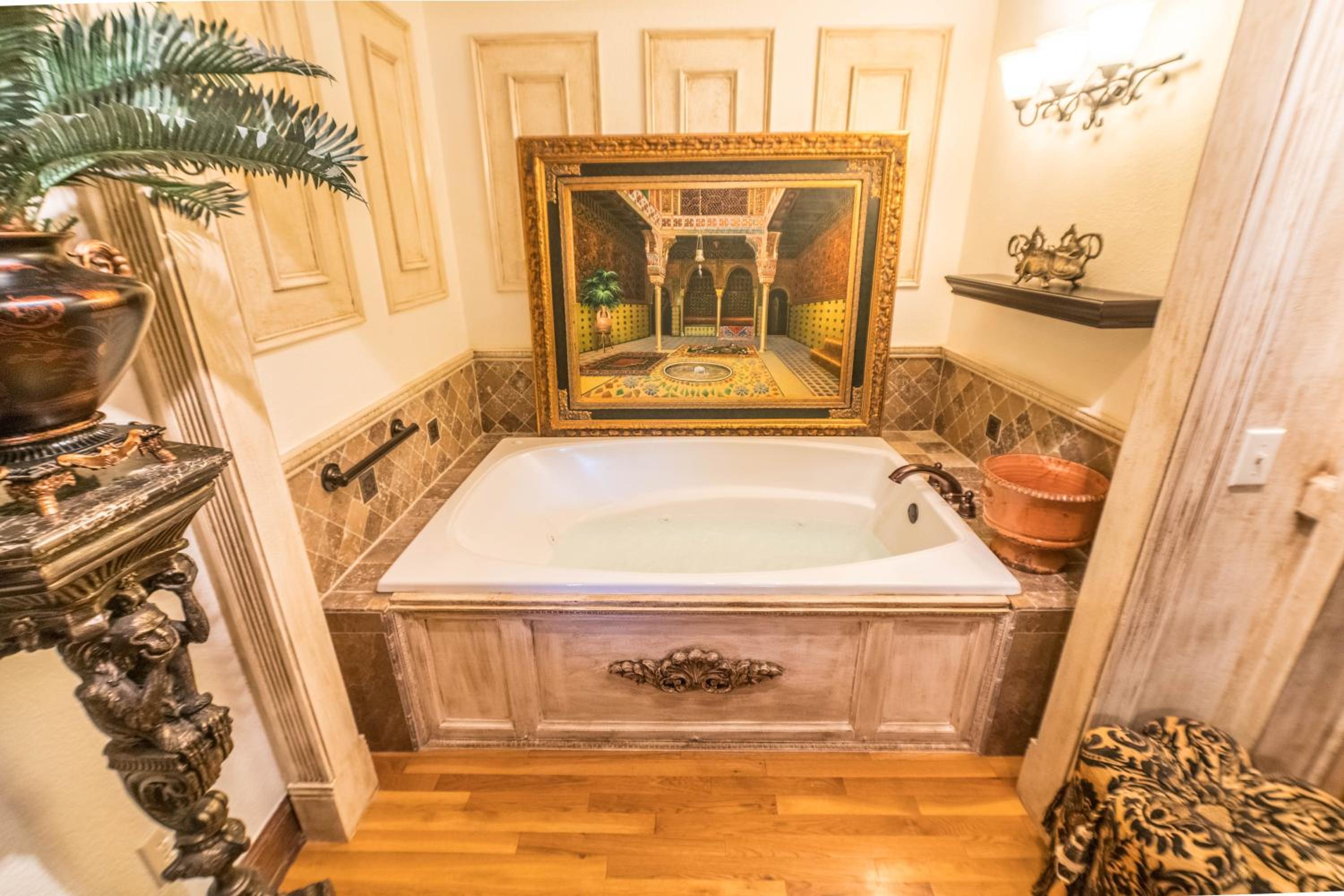 Deluxe King Suite with Spa Bath photo 3