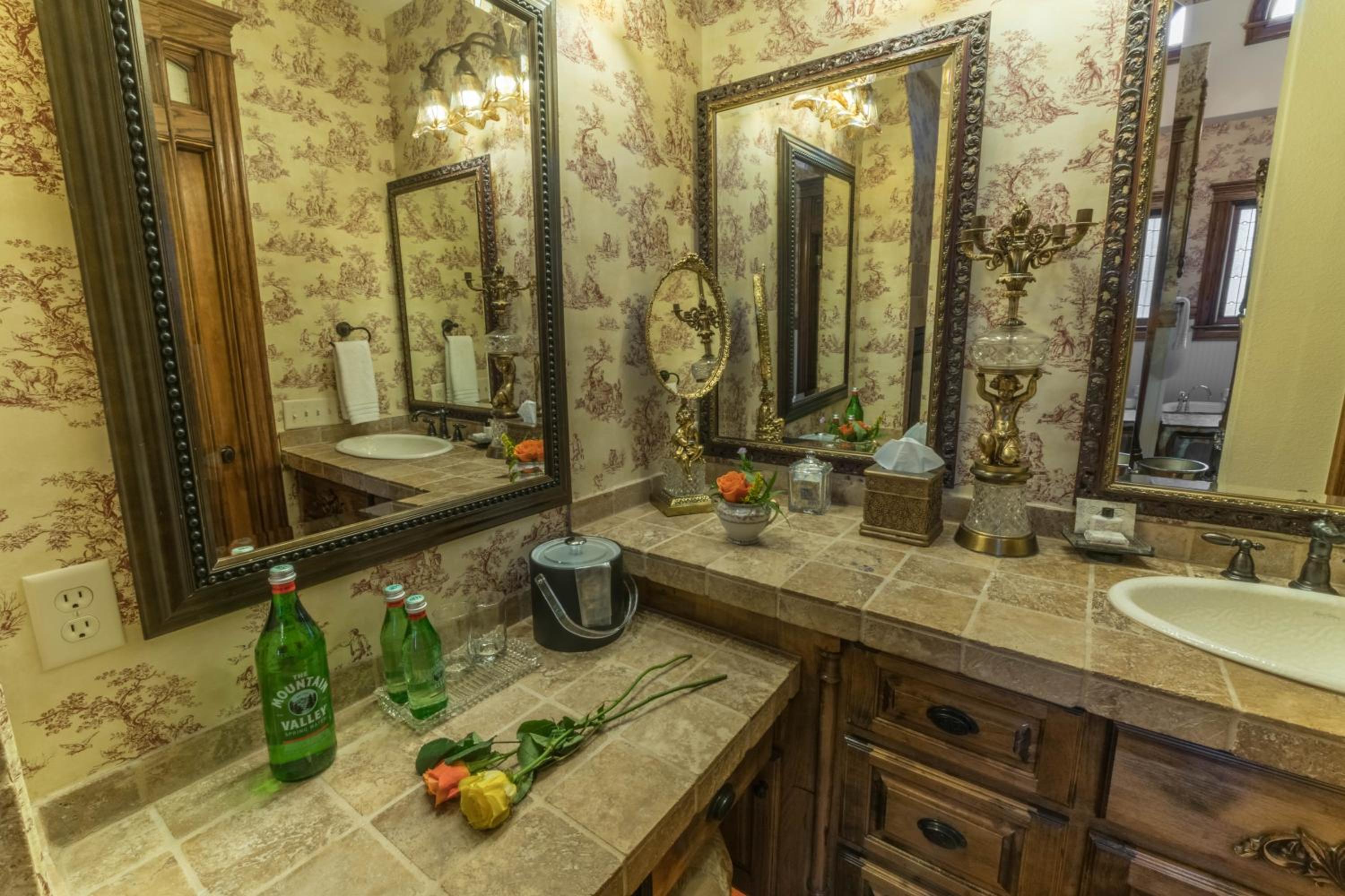 Deluxe King Suite with Balcony photo 3
