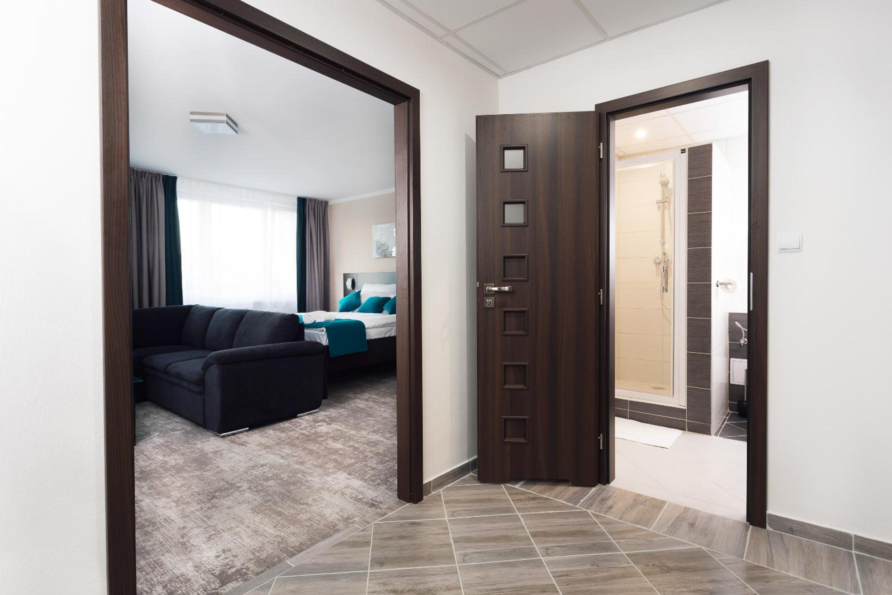Junior Suite Deluxe with Balcony - Photo 5