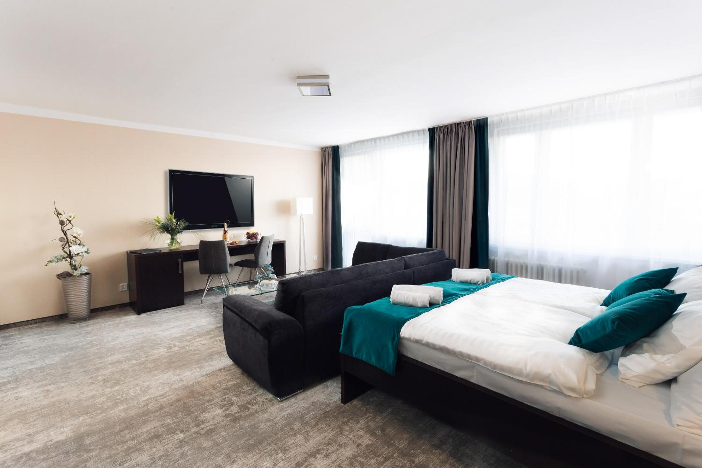 Junior Suite Deluxe with Balcony - Photo 4
