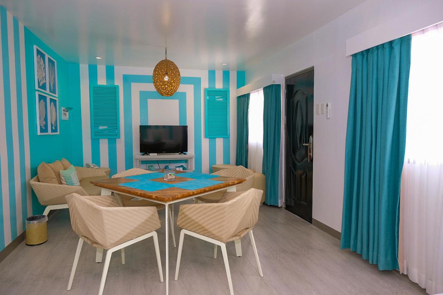 Family Room - Photo 5